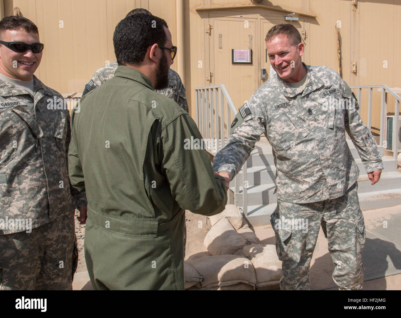 Wakil Awal Saleh al Enezi, die Senior eingetragen Crewchief über den Besuch mit der kuwaitische Luftwaffe Such- und Rettungsaktionen Abschnitt trifft Command Sergeant Major Jeffrey Lindberg, der Befehl Sergeant-Major der 2/147. Assault Helicopter Battalion, während eine Partnerschaft besuchen 14. Oktober 2014, nach Camp Buehring, Kuwait. Drei kuwaitische Luftwaffe Crew Chiefs besucht Camp Buehring um zu sehen, ein UH-60 Black Hawk, einem Medevac Black Hawk und die Basis selbst. (Minnesota Army National Guard Foto von Spc. Jess Nemec/freigegeben) Amerikanisch, kuwaitischen Luftfahrt Arbeit in Richtung Partnerschaft 141014-Z-OX391-020 Stockfoto