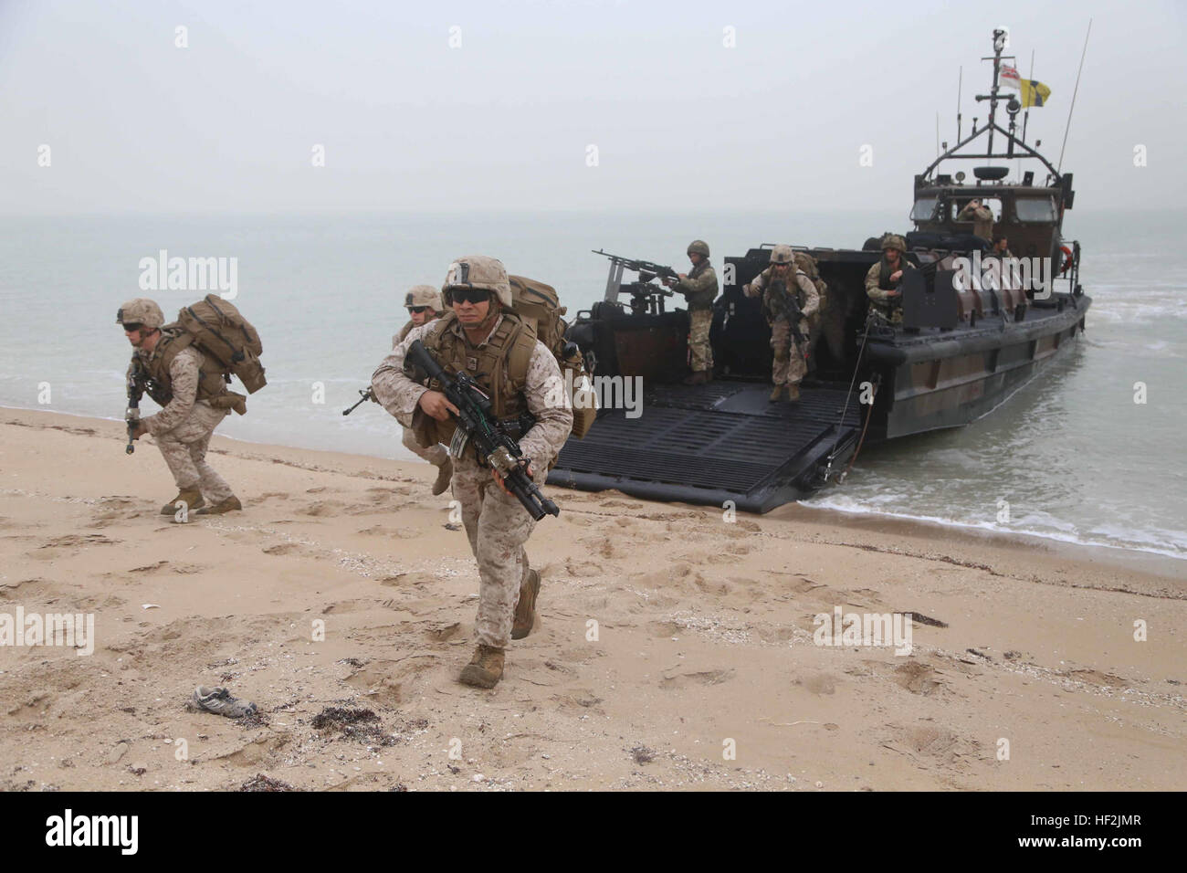 US-Marines mit Fox Company, Battalion Landing Team 2. Bataillon, 1. Marinen, 11. Marine Expeditionary Unit (MEU), Aussteigen aus einem britischen Landungsboote Fahrzeug Personal (LCVP) und eilen zu ihrer vorher festgelegten Wertpapierpositionen während Übung Cougar Reise 15. Cougar-Reise ist eine Übung zur Stärkung der Fertigkeiten, Förderung der Interoperabilität und erhöhen-militärischer Beziehungen um langfristige regionale Sicherheit in den USA zu unterstützen 5. Flotte Aufgabengebiet. (U.S. Marine Corps Fotos von CPL. Demetrius Morgan/freigegeben) Cougar Reise 15 amphibische 141013- Stockfoto