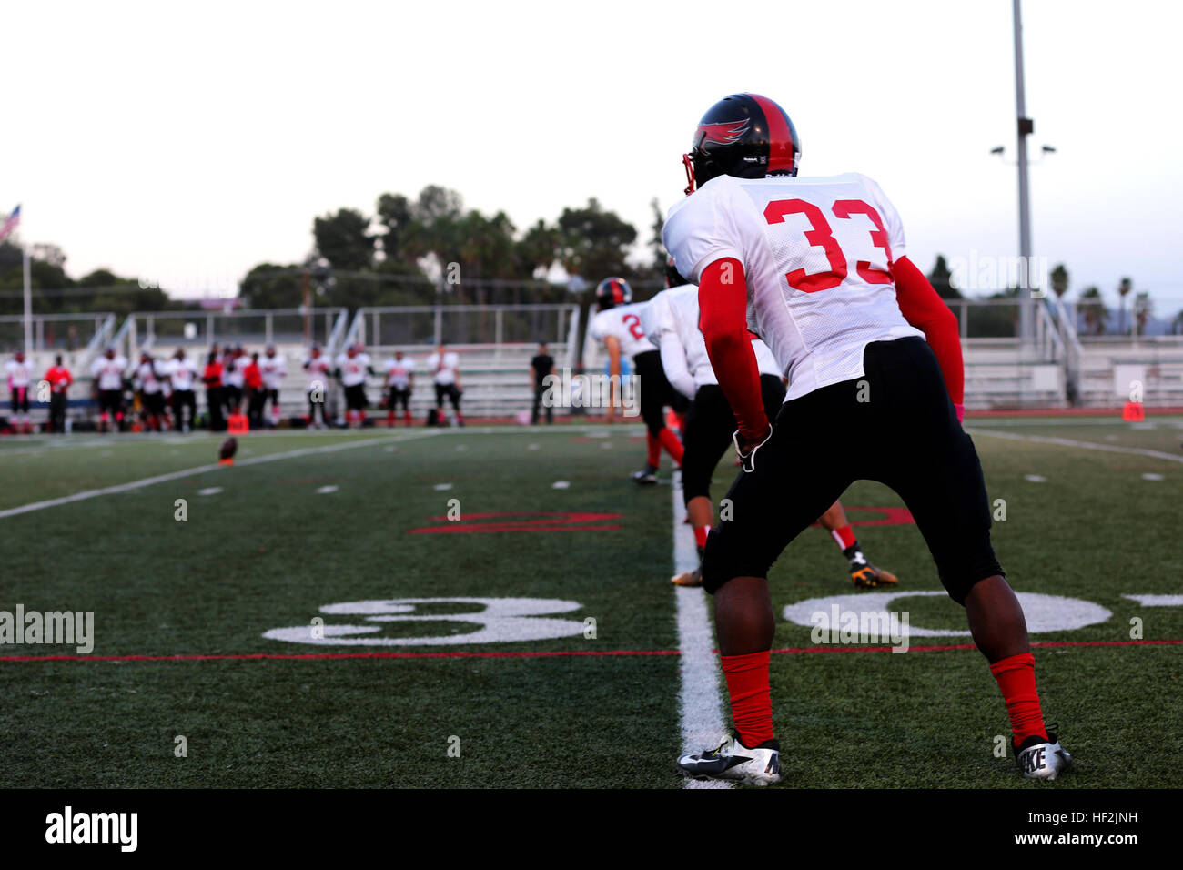Lance Cpl. Elvis Liburd, Marine Corps Air Station Miramar Falcons defensive zurück, bereitet downfield während einer Kick-off gegen die 1st Marine Logistics Group Bestien während eines Fußballspiels im Paige Fieldhouse an Bord der Marine Corps Base Camp Pendleton, Kalifornien, Okt. 14 ausgeführt. Die Falken besiegt die Tiere 26-12 in ihrem letzten Spiel der regulären Saison. MCAS Miramar Falcons gewinnen letzten Spiel der regulären Saison 141014-M-CJ278-229 Stockfoto Lance Cpl. Elvis Liburd, Marine Corps Air Station Miramar Falcons defensive zurück, bereitet downfield während einer Kick-off gegen die 1st Marine Logistics Group Bestien während eines Fußballspiels im Paige Fieldhouse an Bord der Marine Corps Base Camp Pendleton, Kalifornien, Okt. 14 ausgeführt. Die Falken besiegt die Tiere 26-12 in ihrem letzten Spiel der regulären Saison. MCAS Miramar Falcons gewinnen letzten Spiel der regulären Saison 141014-M-CJ278-229 Stockfoto