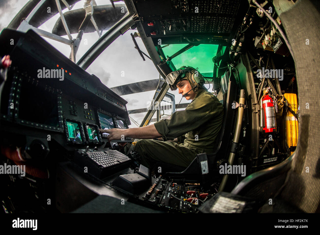 Sergeant Tyler Envall, eine Avionik-Techniker mit Marine Medium Tiltrotor Geschwader 365 (Stahlbeton), 24. Marine Expeditionary Unit, führt Prüfungen durch Kommunikation vor Flugbetrieb auf einem UH-1Y Huey an Bord der USS Iwo Jima, 21. Oktober 2014. Kommunikation Überprüfungen werden durchgeführt, um die Betriebsfähigkeit der Anlage zu gewährleisten. Der Flugbetrieb werden zur Unterstützung der zusammengesetzte Einheit Trainingsübung, die MEU letzten einsatzvorbereitende Ausbildung in Vorbereitung auf den bevorstehenden Einsatz am Ende des Jahres durchgeführt. (Foto: U.S. Marine Corps CPL. Todd F. Michalek) 24. MEU bereitet 141021 - Bereitstellung Stockfoto