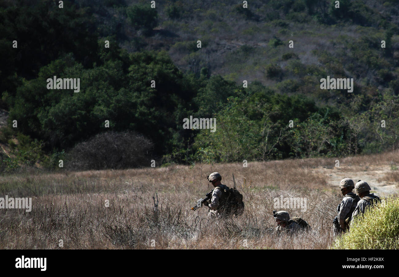 US-Marines mit Kilo Company, Battalion Landing Team 3. Bataillon, 1. Marineregiment, 15. Marine Expeditionary Unit sichern ein Ziel bei einer mechanisierten Razzia an Bord Camp Pendleton, Kalifornien, 21. Oktober 2014. BLT 3/1 ist die 15. MEU Grundkampfelement. (Foto: U.S. Marine Corps CPL. Steve H. Lopez/freigegeben) Marines Verhalten mechanisierten Raid 141021-M-TJ275-071 Stockfoto