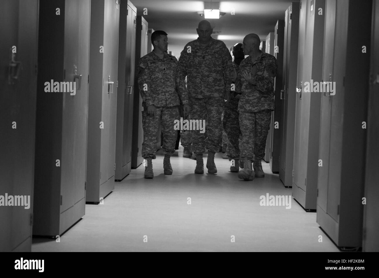 US Army Chief Of Staff General Ray Odierno ist informiert über die Ranger Student Barracks in der Army Ranger Training Brigade, während seines Besuchs in Fort Benning, Georgia, 22. Oktober 2014. Gen Odierno Besuch war, um den Fortschritt der Integration von Frauen in der Ranger-Schulkurs zu besprechen. Soldatinnen haben bis Dez. 1, sich freiwillig an Schule Ranger in diesem Frühjahr im Rahmen einer Bewertung, um festzustellen, ob und wie offen Kampf militärische berufliche Spezialitäten Frauen Arme.  (US Armee-Foto von Staff Sgt. Mikki L. Sprenkle/freigegeben) Gen Odierno besucht Army Ranger Training Brigade 141023-A-K Stockfoto