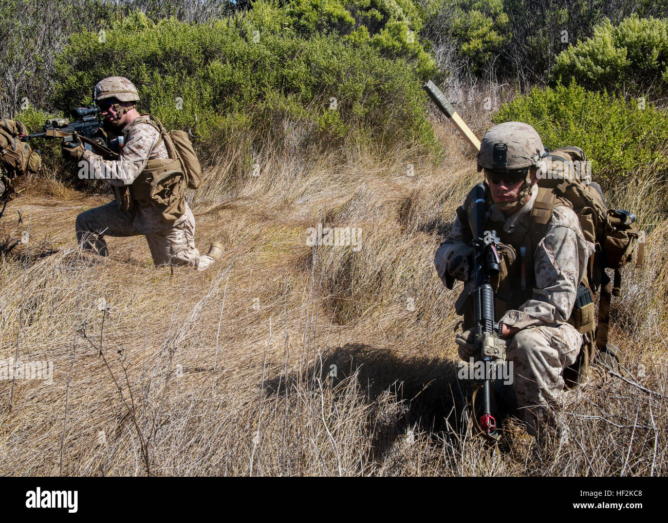 U.S. Marines Lance Cpl. Trent Martin, links, und Lance Cpl. Zachary Thompson Gewehrschützen mit Kilo Company, Battalion Landing Team 3. Bataillon, 1. Marineregiment, 15. Marine Expeditionary Unit sorgen für Sicherheit bei einer mechanisierten Razzia an Bord Camp Pendleton, Kalifornien, 22. Oktober 2014. BLT 3/1 ist die 15. MEU Grundkampfelement. (Foto: U.S. Marine Corps CPL. Steve H. Lopez/freigegeben) Marines Verhalten mechanisierten Raid 141022-M-TJ275-113 Stockfoto