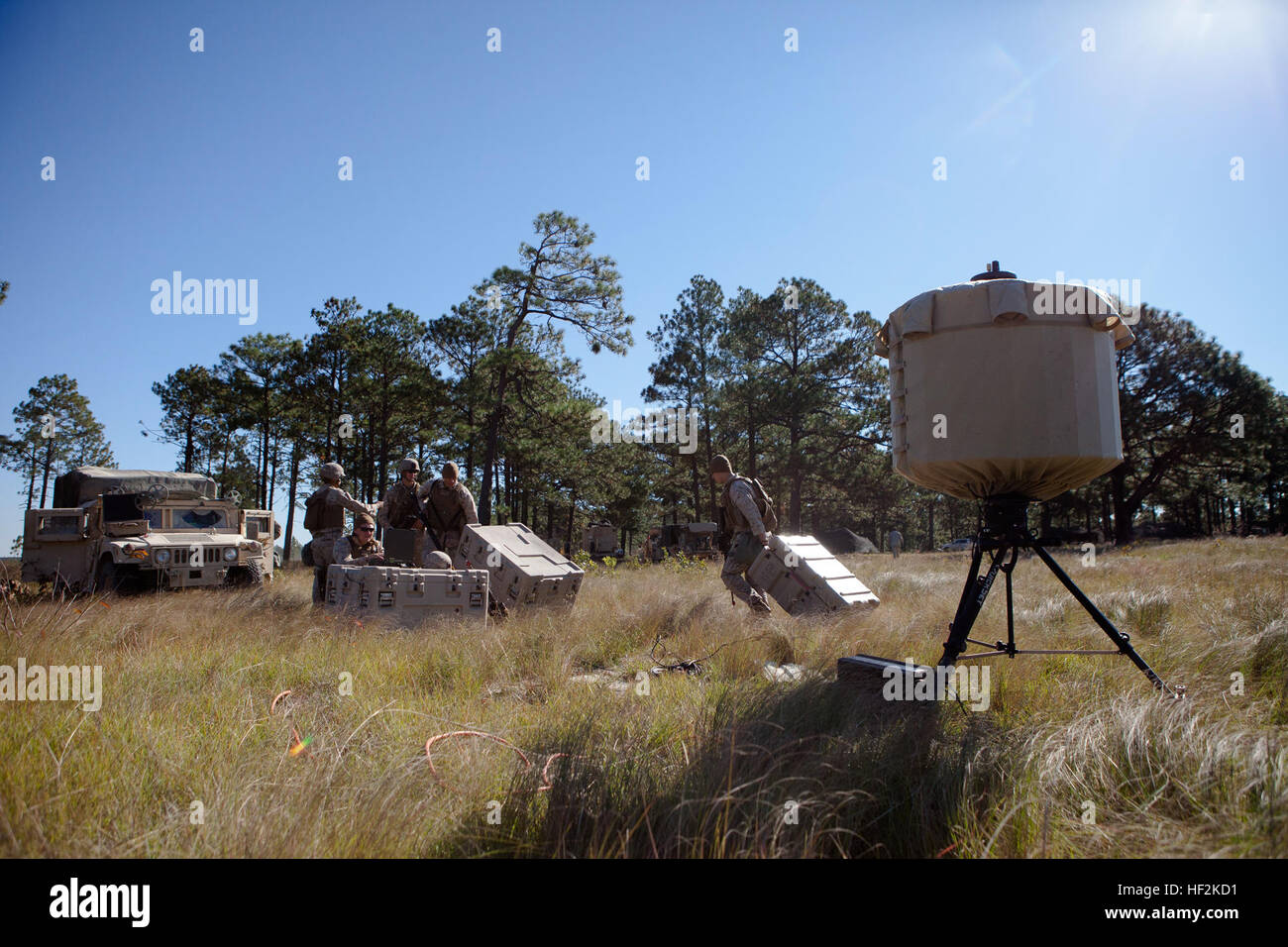 US-Marines mit Hauptsitz Batterie, 1. Bataillon, 10. Marine Regiment, 2. Marine Division (MARDIV), richten Sie eine leichte Zähler Mörser Radar, Mörtel zu verfolgen und indirektes Feuer während Rolling Thunder Übung 10-14 in Fort Bragg, N.C., 22. Oktober 2014. Die Übung fand, um Marines und Matrosen auf wesentliche Aufgabe Missionsfähigkeiten und Artillerie, zusätzlich mit Schwerpunkt auf ihrer Fähigkeit, als ein Marine Air-Ground Task Force Command-Element arbeiten zu trainieren. (U.S. Marine Corps Foto von Lance Cpl. Kelly L. Timney, 2. MARDIV, Bekämpfung der Kamera/freigegeben) Rollender Donner 10-14 141022-M-OU200-135 Stockfoto
