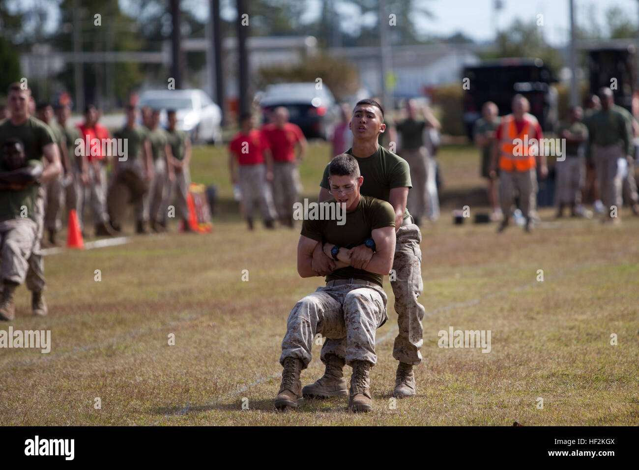 US Marine Corps Pvt. Joshua Burks, rechts, und Pfc David Kinderdine, beide Studenten aus Logistics Operations School, Marine Corps Combat Service Support für Schulen (MCCSSS), konkurrieren in einem Staffellauf Bekämpfung Klimaanlage während der MCCSSS Feld treffen an Bord Camp Johnson, N.C., 24. Oktober 2014 statt. Studenten und Mitarbeiter der MCCSSS konkurrieren in der Feld-treffen, Kameradschaft und Motivation unter den Schulen zu fördern. (US Marine Corps Combat Kamera Foto von Lance Corporal Tyler Burr / veröffentlicht) MCCSSS Feld treffen 141024-M-BQ965-085 Stockfoto