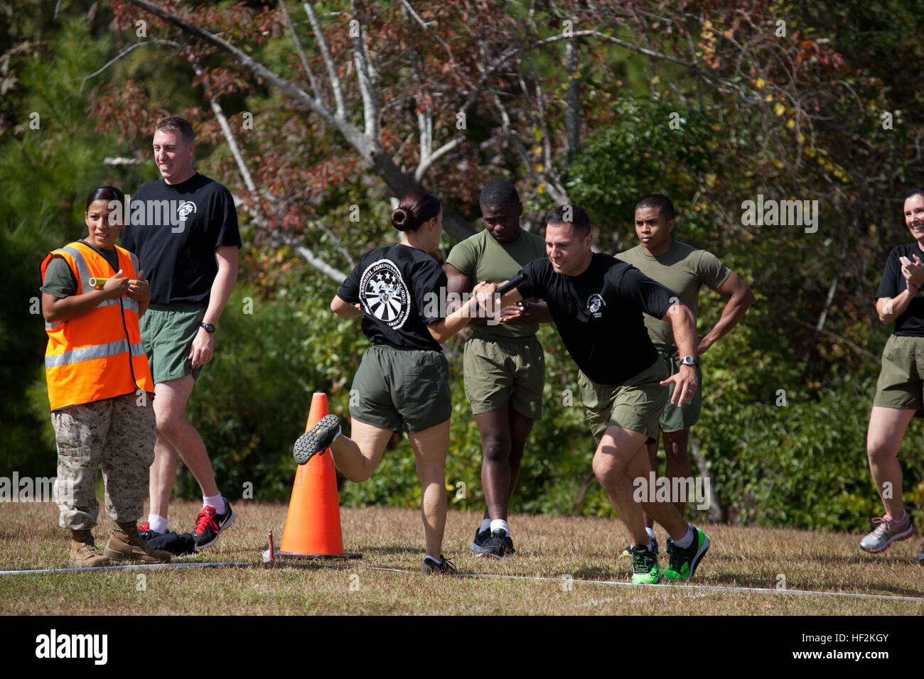 US Marine Corps 1st Sgt. Deborah Trower, Mitte links, First Sergeant of Personal Verwaltung School, Marine Corps Combat Service Support für Schulen (MCCSSS), Hände weg von den Staffelstab an ihre Teamkollegin für den Lauf des Rennens Reihen während der MCCSSS Feld treffen an Bord Camp Johnson, N.C., 24. Oktober 2014 statt. Studenten und Mitarbeiter der MCCSSS konkurrieren in der Feld-treffen, Kameradschaft und Motivation unter den Schulen zu fördern. (Foto: U.S. Marine Corps Combat Kamera Lanze-Obergefreites Laura Mercado / veröffentlicht) MCCSSS Feld treffen 141024-M-GE142-002 Stockfoto