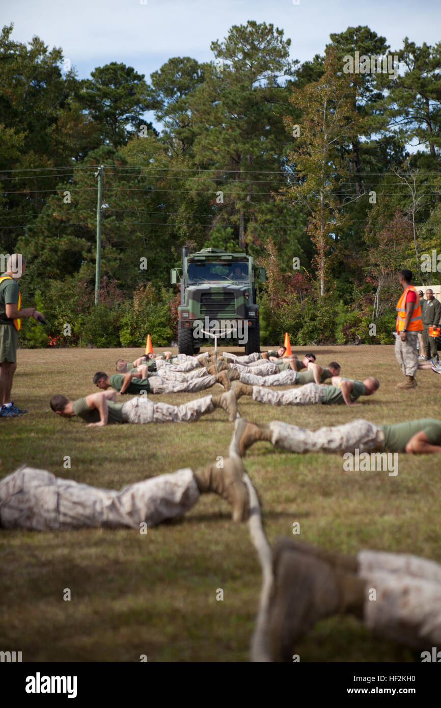 US-Marines von Sitz und Servicegesellschaft, teilnehmen Marine Corps Combat Service Support für Schulen (MCCSSS) in der 7-Tonnen ziehen Veranstaltung während der MCCSSS Feld treffen an Bord Camp Johnson, N.C., 24. Oktober 2014 statt. Studenten und Mitarbeiter der MCCSSS konkurrieren in der Feld-treffen, Kameradschaft und Motivation unter den Schulen zu fördern. (Foto: U.S. Marine Corps Combat Kamera Lanze-Obergefreites Laura Mercado / veröffentlicht) MCCSSS Feld treffen 141024-M-GE142-029 Stockfoto