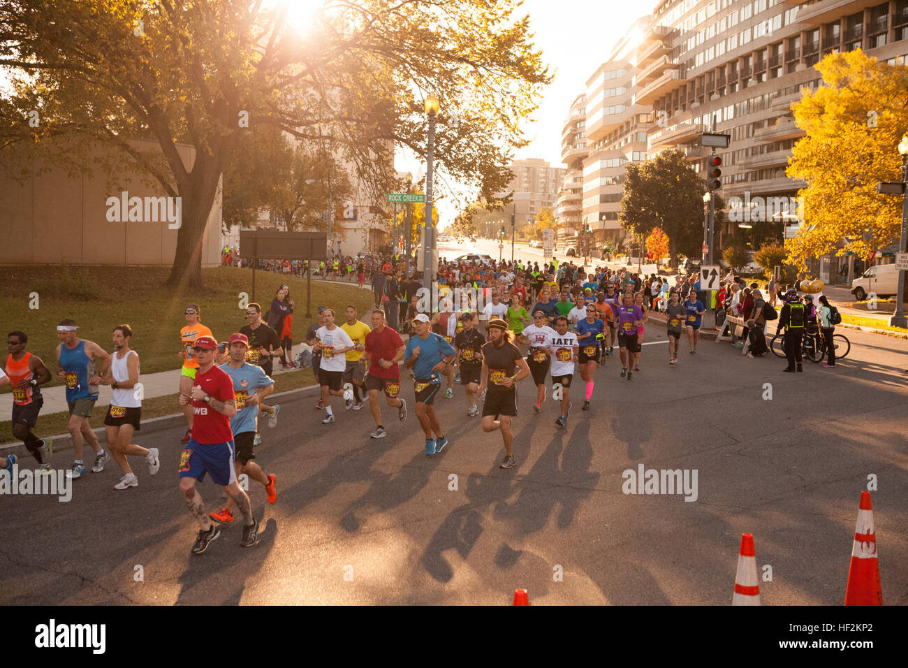 Teilnehmer Abbiegung Rock Creek Parkway in Washington, D.C. während der Marine Corps Marathon 26. Oktober 2014. Die MCM-Strecke startet und endet in der Nähe des Marine Corps War Memorial in Arlington, Virginia, und schlängelt sich durch Teile von Virginia und Washington, D.C. Das Volk Marathon 141026-M-CD772-001 Stockfoto