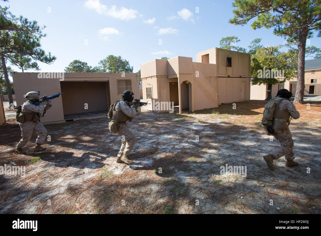 Drei Marines mit 2. Combat Engineer Battalion, 2. Marine-Division, Traverse eine Freifläche beim Scannen für Feinde während der militärischen Ausbildung in urbanem Gelände training 30. Oktober 2014, an Bord der Marine Corps Base Camp Lejeune. Die MOUT Anlage bietet Marines eine einzigartige Umgebung um Gebäude und Straßen in einer simulierten Stadt zu löschen. (Offizielle Marinekorps Foto von CPL. Scott W. Whiting / veröffentlicht) 2. CEB betreibt MOUT training 141030-M-FD819-354 Stockfoto