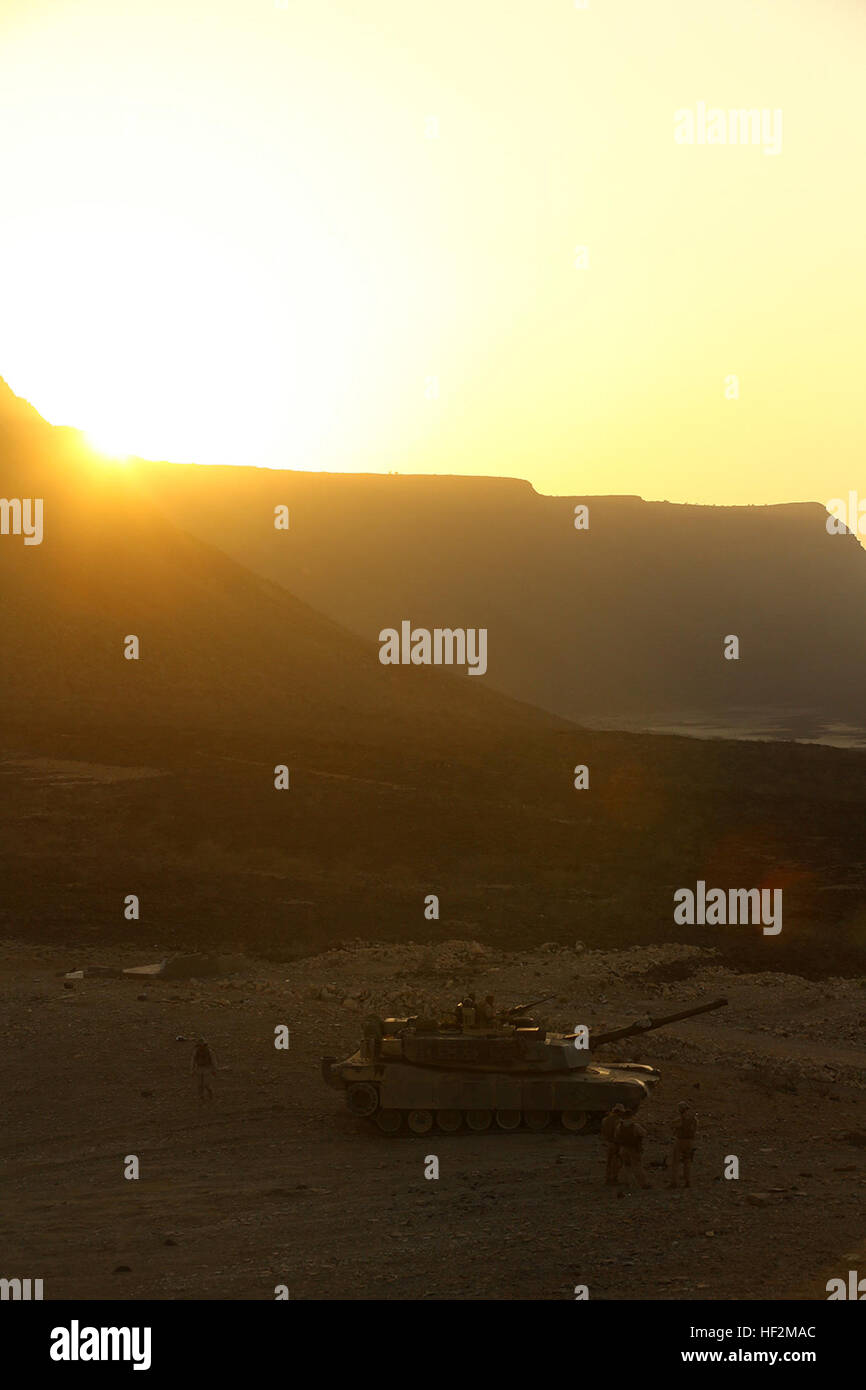 Ein US-Marine Corps M1A1 Abrams Kampfpanzer aus der 1. Panzerbataillon Ablösung, Battalion Landing Team 2. Bataillon, 1. Marines, 11. Marine Expeditionary Unit (MEU), wartet auf die Schusslinie während einer Nullung Übung im Rahmen der Erhaltung Ausbildung in D'Arta Plage, Dschibuti, 2. November. Die 11. MEU ist ein vorwärts-bereitgestellt, flexible seegestützte Marine Air-Ground Task Force in den USA 5. Flotte Aufgabengebiet. (Foto: U.S. Marine Corps CPL Jonathan R. Waldman/freigegeben) 11. MEU Dschibuti Sustainment Ausbildung, von Null auf Held 141102-M-QH793-153 Stockfoto