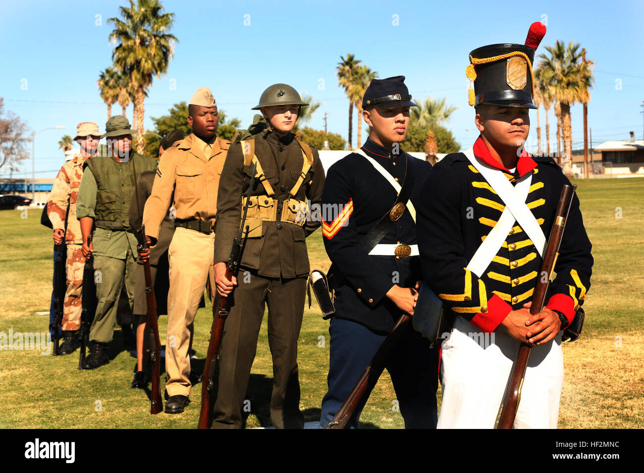 Combat Center Marines Line-up in Vorbereitung für die einheitliche Festzug bei Lance Cpl. Torrey L. grau Field, 6. November 2014. Uniformen von Marines enthalten in Service während des Krieges von 1812, 1898, World War I, Zweiter Weltkrieg, den Vietnam-Krieg, der Golfkrieg, Desert Shield und Desert Storm, Operation Iraqi Freedom, Operation Enduring Freedom I und II und das heutige blaue Kleid Uniformen. (Offizielle Marinekorps Foto von CPL Charles Santamaria / veröffentlicht) Marines der alten Combat Center blickt in Vergangenheit mit einheitlichen Festzug 141106-M-YE994-287 Stockfoto