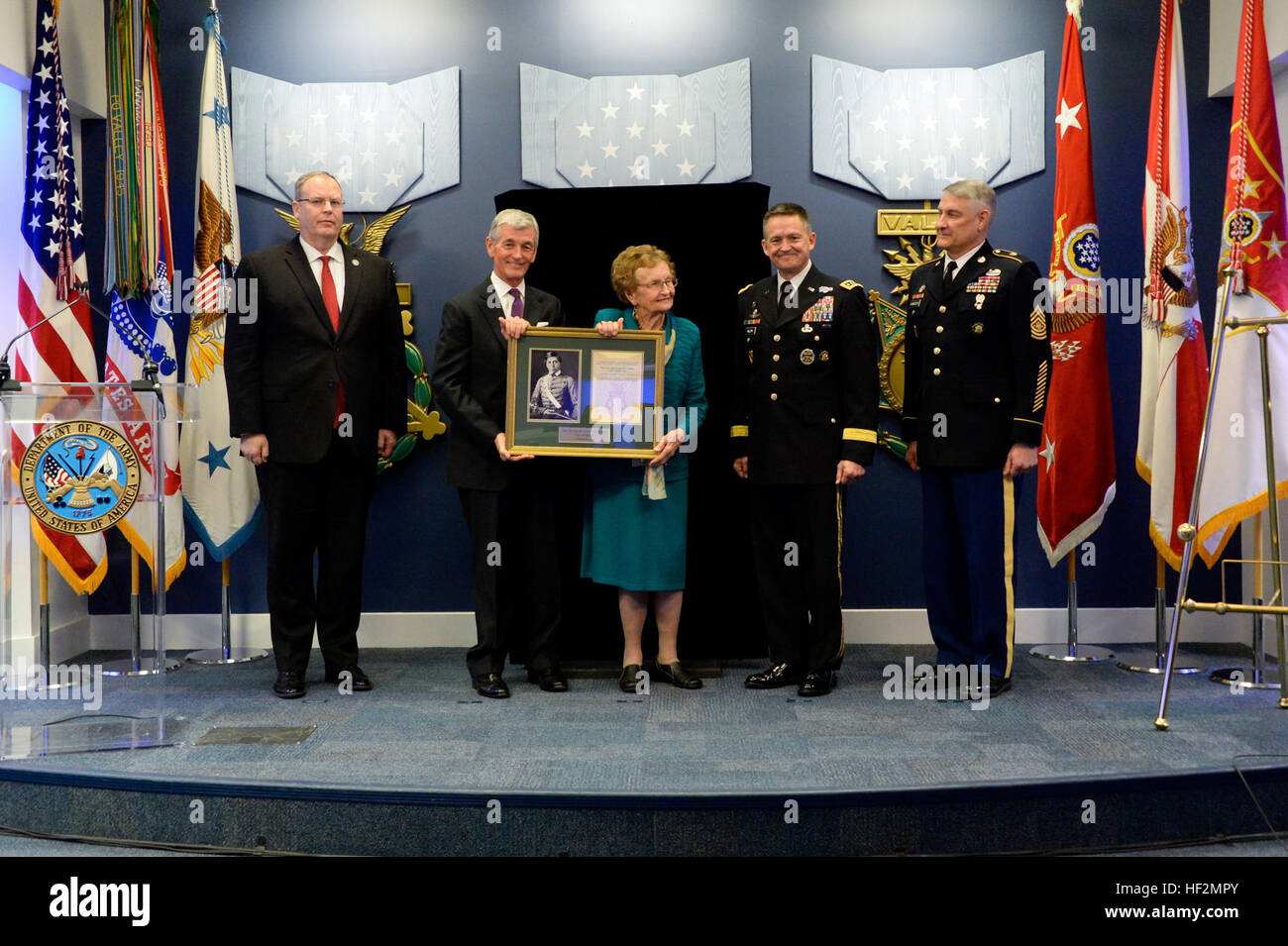 Der Secretary Of The Army John McHugh präsentiert die Medal Of Honor Plaque und zitieren, Helen Loring Fähnrich, ein Nachkomme des US Army 1st Lt. Alonzo H. Cushing, als stellvertretender Verteidigungsminister Robert O. Work, der Vice Chief Of Staff der US Army General Daniel B. Allyn und Sgt. Major der Armee Raymond F. Chandler III Uhr , während einer Halle der Helden Induktion Zeremonie im Pentagon in Washington, 7. November 2014. Cushing wurde posthum die Medal Of Honor für seine Handlungen während der Schlacht von Gettysburg 3. Juli 1863 verliehen. (US Armee-Foto von Staff Sgt. Laura Buchta/freigegeben) 1st Lt. Al Stockfoto