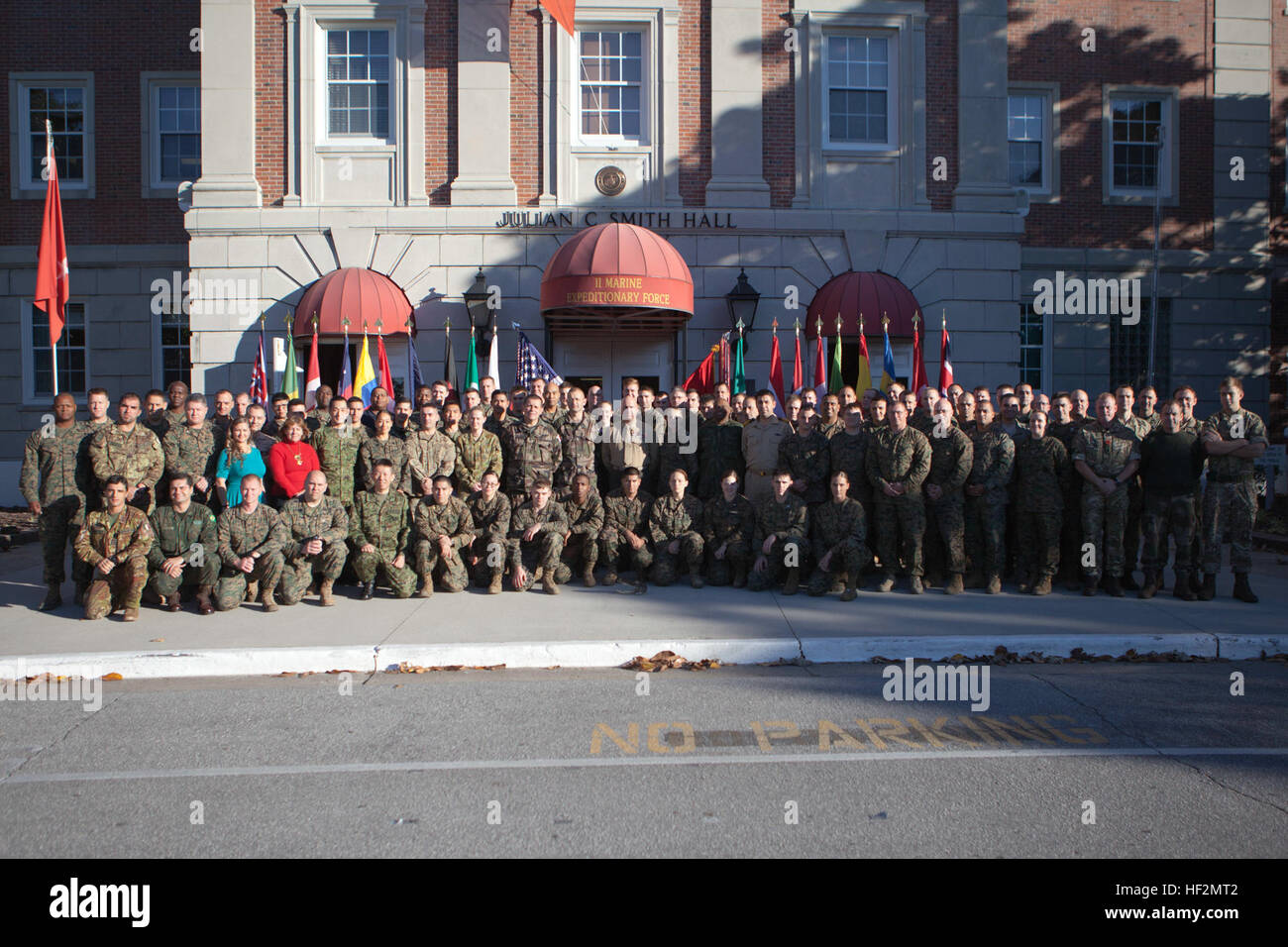 Service-Mitglieder aus verschiedenen Ländern, Pose für ein Gruppenfoto der das Hauptelement für Übung Bold Alligator auf Camp Lejeune, North Carolina, 7. November 2014. (Foto: U.S. Marine Corps Lance Cpl. Abraham Lopez, 2. Marine Division Combat Kamera) 2. MEB Gruppenfoto 141107-M-MN519-024 Stockfoto