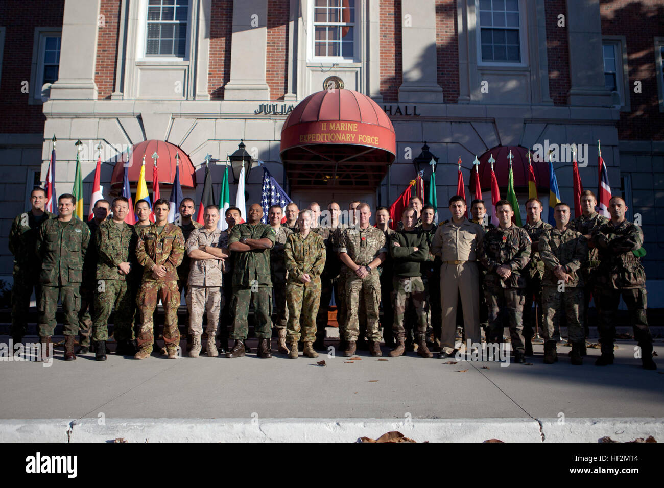 Service-Mitglieder aus verschiedenen Ländern, Pose für ein Gruppenfoto als Bestandteil, das Hauptelement für Übung Bold Alligator auf Camp Lejeune, North Carolina, 7. November 2014. (Foto: U.S. Marine Corps Lance Cpl. Abraham Lopez, 2. Marine Division Combat Kamera/freigegeben) 2. MEB Gruppenfoto 141107-M-MN519-032 Stockfoto