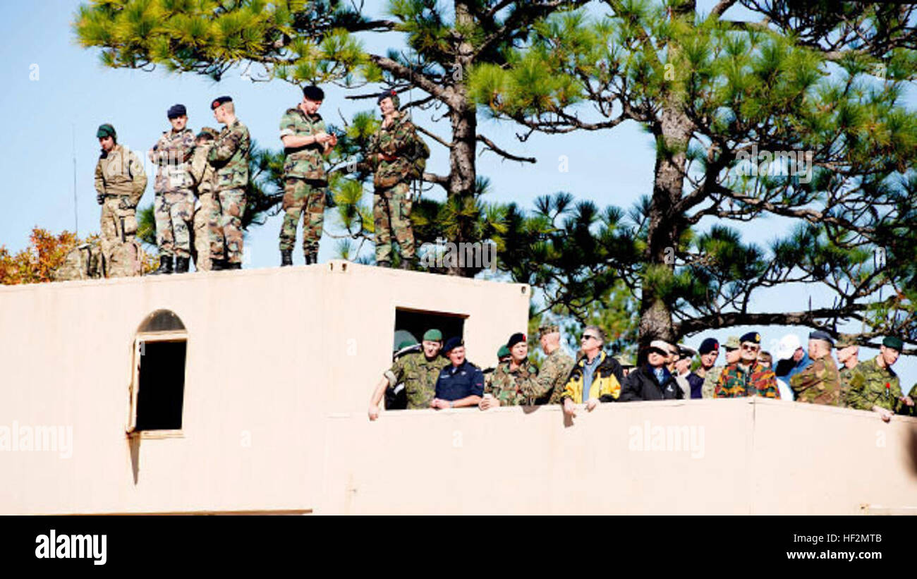 Marines und Koalitionstruppen Führung anschauen über einen Kampf Stadt Angriff im Marine Corps Base Camp Lejeune, North Carolina, im 7. November 2014. Dies war einer der vielen Fortbildungsveranstaltungen Fett Alligator 2014, eine amphibische Großübung an der Ostküste USA verbessern soll und Verbündete Kräfte als Reaktion auf eine Vielzahl von verschiedenen Krisen. Verbündeten aus Kanada, dem Vereinigten Königreich, die Niederlande, Spanien und Italien nahmen an dem Angriff. Alligator 14 kühn; MOUT 141108-M-SE090-014 Stockfoto