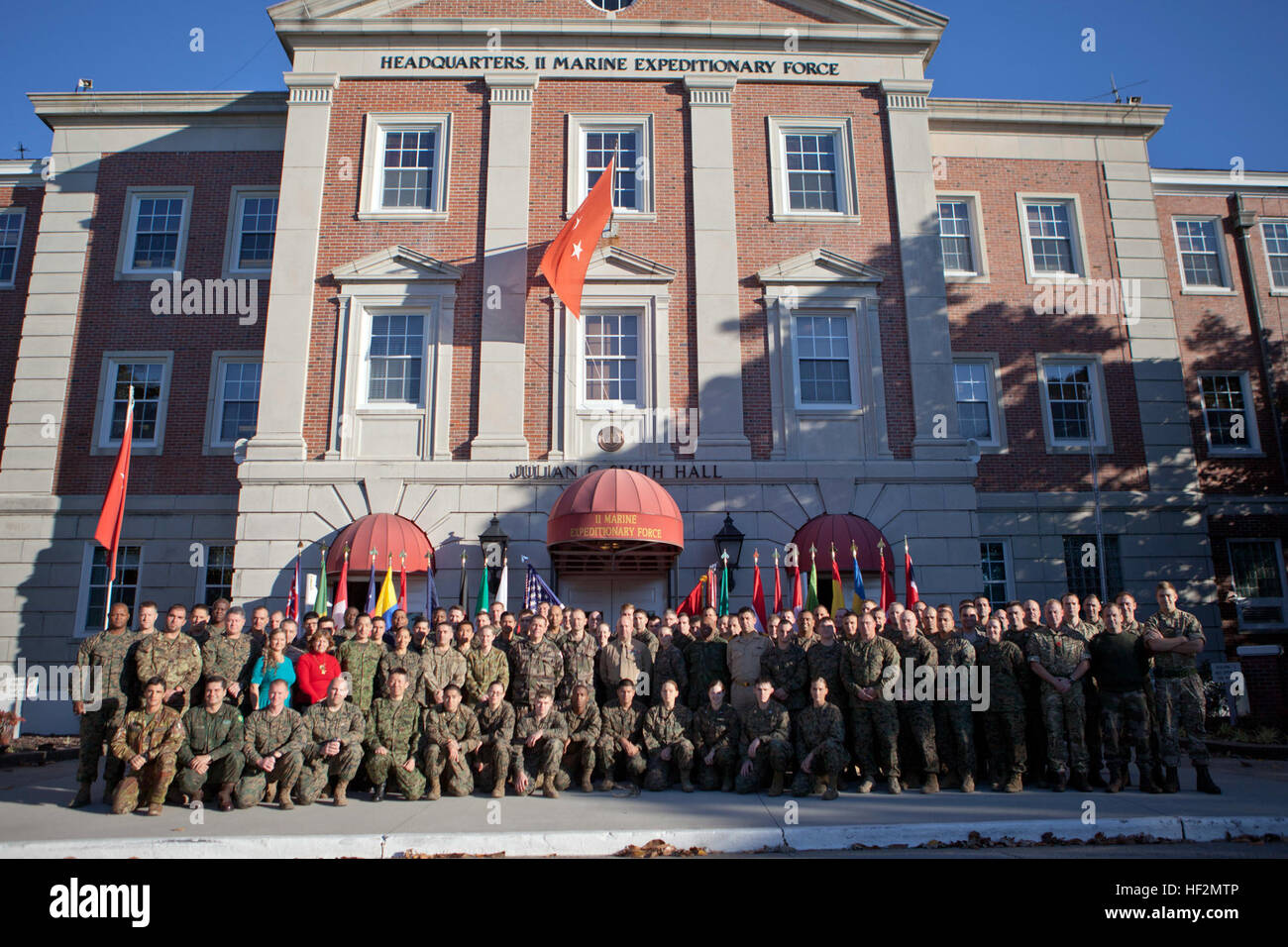 Service-Mitglieder aus verschiedenen Ländern, Pose für ein Gruppenfoto der das Hauptelement für Übung Bold Alligator auf Camp Lejeune, North Carolina, 7. November 2014. (Foto: U.S. Marine Corps Lance Cpl. Abraham Lopez, 2. Marine Division Bekämpfung der Kamera) II MEF Gruppenfotos 141107-M-MN519-025 Stockfoto