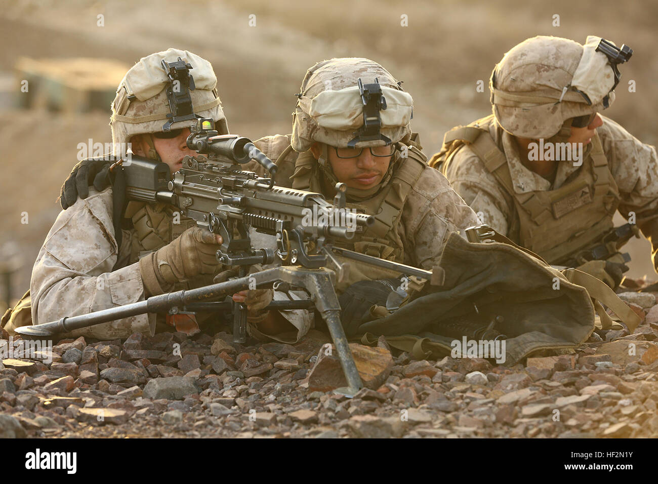 US-Marines mit Fox Company, Battalion Landing Team 2. Bataillon, 1. Marinen, 11. Marine Expeditionary Unit (MEU), führen Maschinengewehr Bohrer als Teil eines Patrol base Übung während Durchhaltefähigkeit Training in D'Arta Plage, Dschibuti, am 11. November. Die 11. MEU wird bereitgestellt, um die Aufrechterhaltung der regionalen Sicherheit in den USA 5. Flotte Aufgabengebiet. (Foto: U.S. Marine Corps CPL Jonathan R. Waldman/freigegeben) 11. MEU Dschibuti Sustainment Training, "Wir springen aus perfekt gute Hubschrauber" 141111-M-QH793-216 Stockfoto