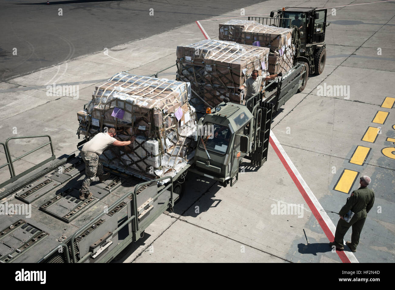 Aerial Träger aus der Kentucky Air National Guard 123. Kontingenz Reaktionsgruppe entlasten humanitäre Güter aus einer KC-10 der US Air Force Flugzeuge bei Léopold Sédar Senghor International Airport in Dakar, Senegal, 12. November 2014. Der Kentucky-Flieger wird die Ladung im Senegal vor Umschlag inszenieren es zur US Air Force C-130J Flugzeug für Anlieferung in Monrovia, Liberia, zur Unterstützung der Operation Vereinigte Unterstützung, der US Agency for International Development geführt, der gesamtstaatliche Anstrengung Ebola-Virus-Ausbruch in Westafrika enthalten. (U.S. Air National Guard Foto von Generalmajor Dale Greer Stockfoto