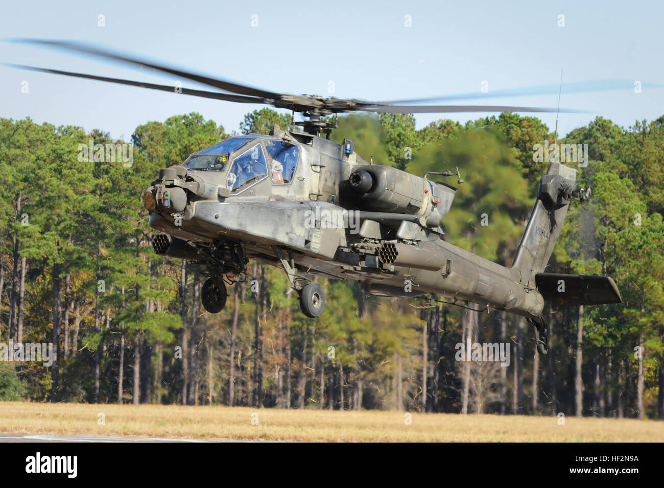 South Carolina National Guard, durchgeführt zusammen mit North Carolina und Georgia Nationalgarde-Einheiten "Carolina Thunder 14", ein Bohrer Wochenende, gemeinsame Übung 15. November 2014. Mehr als 30 Flugzeuge nahmen an der Masse Take-off von McEntire Joint National Guard Base, Eastover, S.C.-Einheiten durchgeführt, Luft und Boden Operations bei der Savannah River Site in Allendale, S.C. Die S.C. Air National Guard 169. Kämpfer-Flügel f-16 Fighting Falcons schlossen sich AH - 64D Apachen, CH-47 Chinook, UH-60 Black Hawks und mehr als 100 Infanteristen aus S.C. Army National Guard, mit Apachen zu trainieren Stockfoto