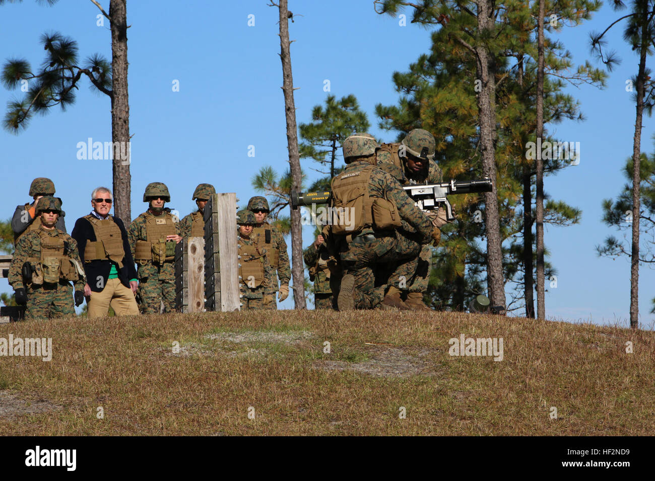 US-Verteidigungsminister Chuck Hagel und Führung der Ground Combat Element integrierte Task Force beobachten Marines mit dem Anti-Rüstung Abschnitt, Waffen Company, GCEITF, Feuer der Mk-153 Schulter startete Mehrzweck Sturmgewehr (SMAW) bei Hagel Besuch zum Marine Corps Base Camp Lejeune, North Carolina, 18. November 2014. (U.S. Marine Corps Foto von Sgt. Alicia R. Führer/freigegeben) Verteidigungsminister besucht integrierte Task Force Marines 141118-M-DU612-144 Stockfoto