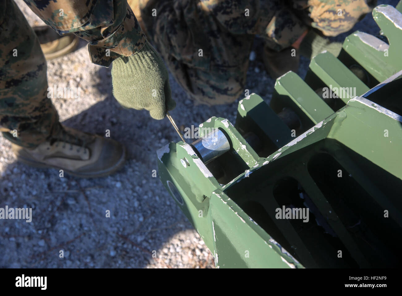 Marines mit 8. Engineer Support Battalion, 2. Marine Logistics Group einen Clip zum Teil einer 12-Bay, Doppel-Geschichte, Medium-Profile Brücke bei Landing Zone Taube auf der Marine Corps Base Camp Lejeune, North Carolina, 19. November 2014 sichern verwenden.  Ca. 25 Marines gebaut, die Brücke, in der Lage, das Gewicht eines Panzers in weniger als sechs Stunden zu unterstützen. Die Ausbildung verstärkt im Marine Corps combat Ingenieurschule erlernte Fähigkeiten. (Marine Corps Foto von Lance CPL Kirstin Merrimarahajara/freigegeben) 8. ESB Marine erobert Wissenslücke 141121-M-TA826-380 Stockfoto