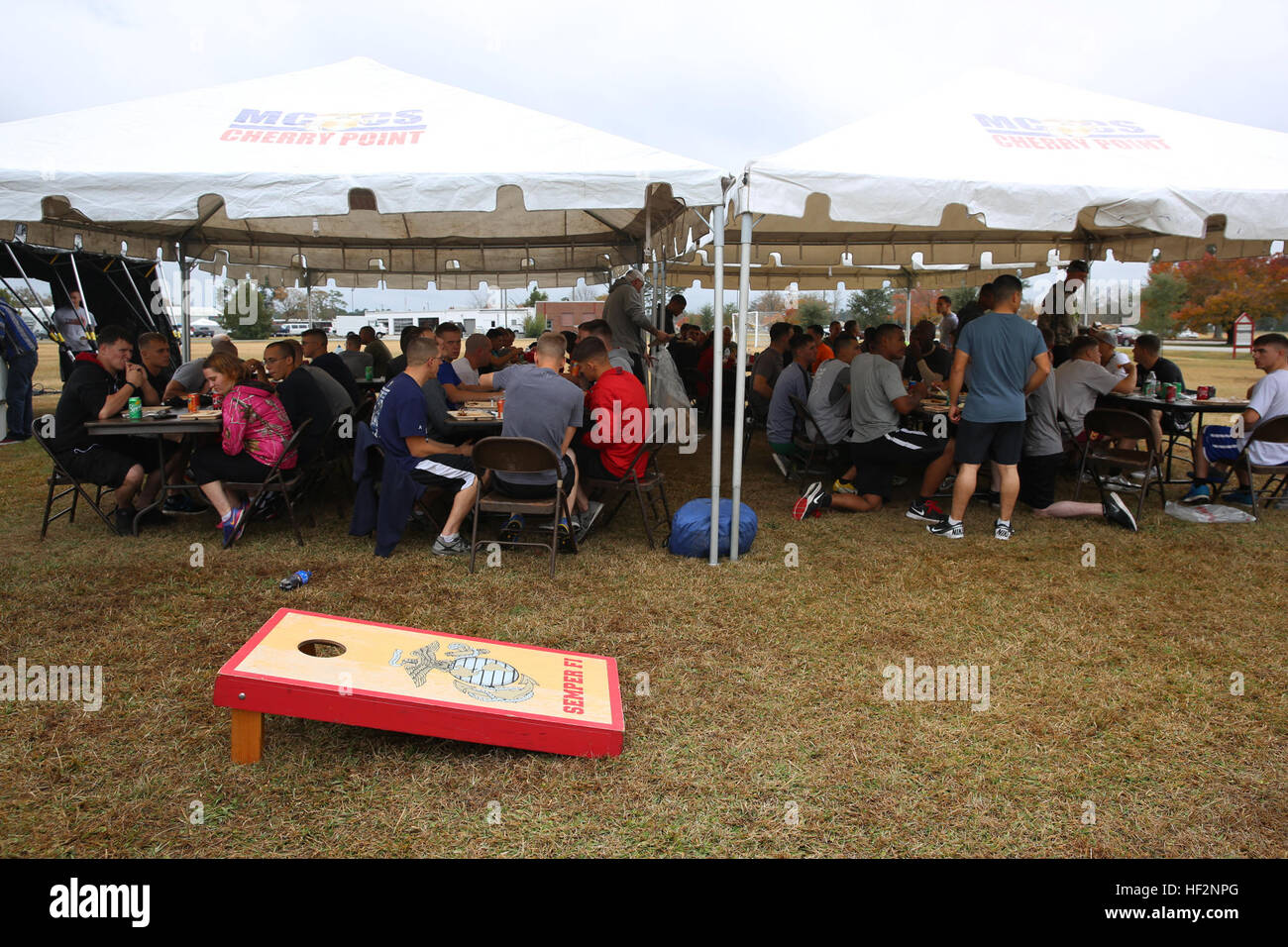 Marines auf der Marine Corps Air Station Cherry Point teilen sich eine Thanksgiving Mahlzeit, die von MWSS-271 zubereitet wird, um die Feiertage zu feiern und die lokale Gemeinde durch die Sammlung von Konserven zu unterstützen. Stockfoto