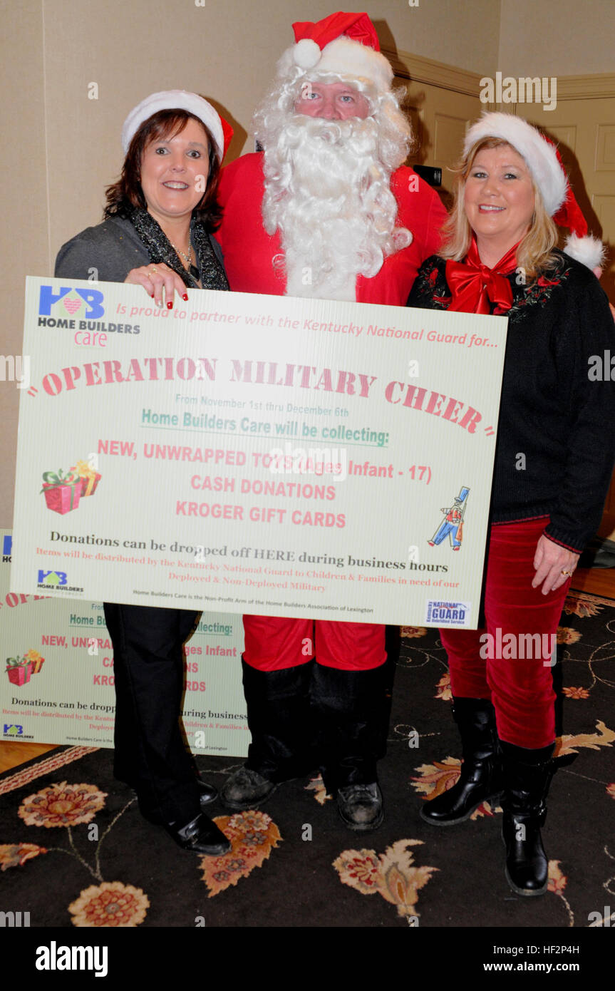 Kinder- und Jugend-Koordinatoren, Cindy Culver und Linda Jones, sammeln Sie Geschenke gespendet von Vertretern der Home Builders Association Lexington 5. Dezember 2014 in Lexington, Ken. (Foto von Sgt. Brandy Mort, Kentucky Army National Guard, 133. Mobile Public-Affairs-Abteilung) Zusammenarbeit für Kinder jubeln 141205-Z-EJ272-001 Stockfoto