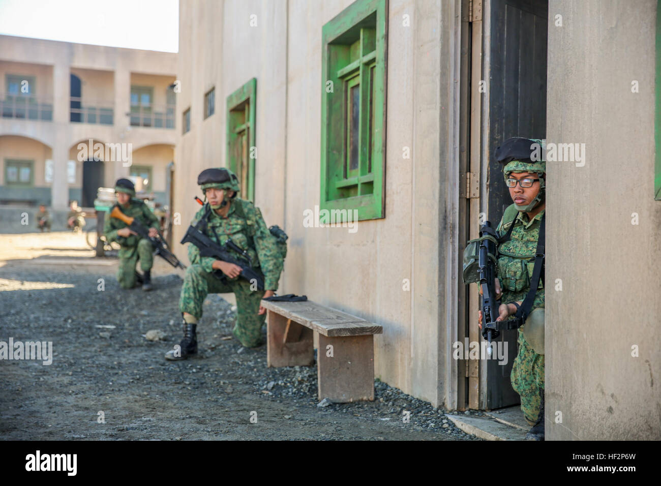 Soldaten mit 7. Singapur-Infanterie-Brigade post Sicherheit während einer Patrouille in einer simulierten Kampf Stadt als Teil der Übung Valiant Mark an Bord der Marine Corps Base Camp Pendleton, 6. Dezember 2014. Tapfere Mark erhöht U.S. und Singapur Kräfte kombiniert Kampfbereitschaft durch live-Feuer und urbanem Gelände Training sowie amphibische Operationen Einarbeitung. (Foto: U.S. Marine Corps Lance Cpl. Danielle Rodrigues) Marines mit 1-5 und 7. Singapur-Infanterie-Brigade team für Übung Valiant Mark 14,2 141206-M-BL930-486 Stockfoto