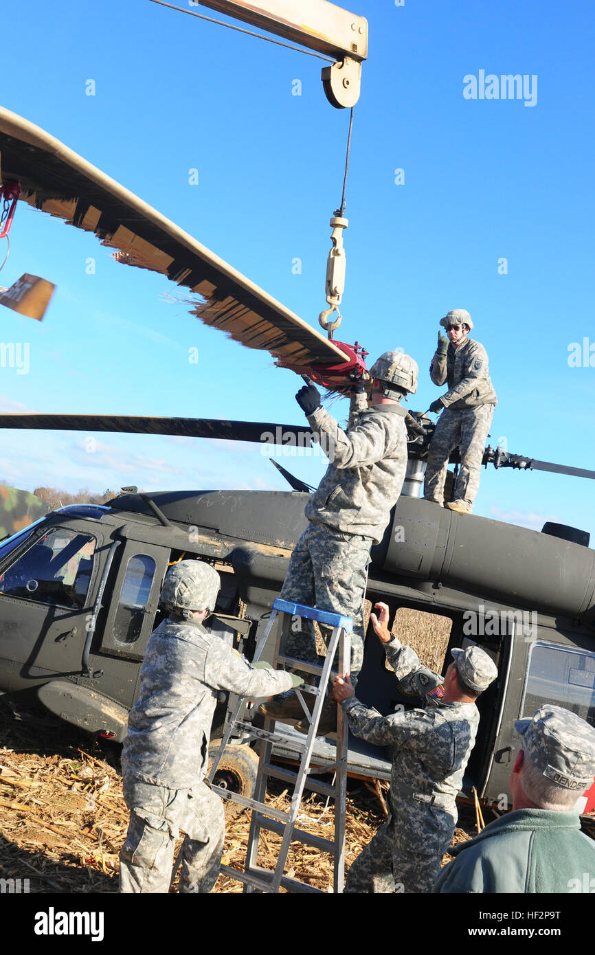 US-Soldaten aus South Carolina Army National Guard arbeiten um ein UH-60 Black Hawk von Ablösung 2, Unternehmen F, 1-171. General Support Aviation Battalion, S.C. Army National Guard, Sling-Last Bewegung McEntire Joint National Guard Base, Eastover, S.C., 7. Dezember 2014 vorzubereiten. Der Black Hawk machte eine Notlandung auf offenem Feld 3. Dezember 2014, aufgrund einer Hauptrotor Klinge Störung in Columbia, SC Der Black Hawk wurde von den Unfall Review Board für Erholung und über Sling-Last unter einer S.C. Army National Guard CH-47 Chinook-Hubschrauber von Ablösung 1 transportiert wurde Stockfoto