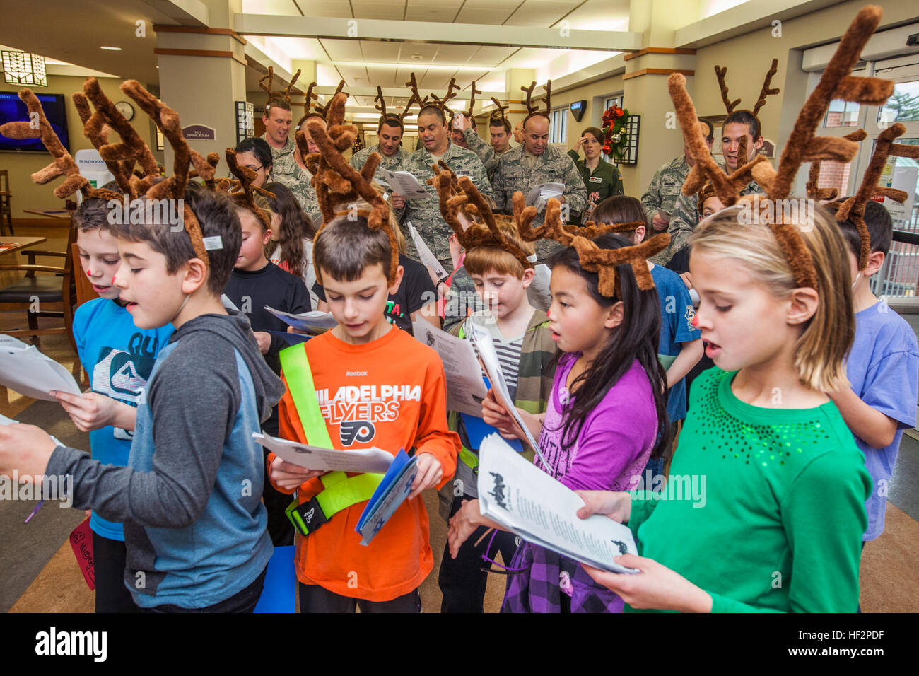 Flieger des 108. Und 177. Kampfflügels und Schüler der Seaview School treten für die Bewohner beim 14. Jährlichen Feiertags-Songfest im Veterans Memorial Home in Vineland, New Jersey auf und verteilen Karten und Bonbons. Stockfoto