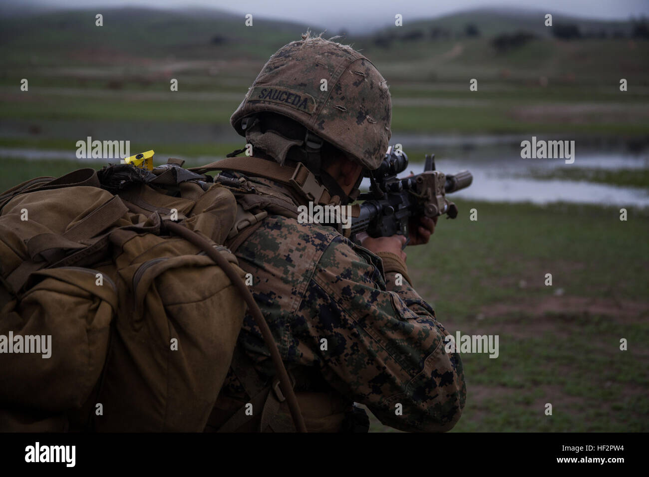 U.S. Marine CPL. Roberto Sauceda zielt auf ein Ziel realistisch urban Training an Bord Camp Roberts, Calif., 14. Dezember 2014. Sauceda ist ein Mortarman mit Waffen Firma, Battalion Landing Team 3. Bataillon, 1. Marineregiment, 15. Marine Expeditionary Unit. BRUNFT der 15. MEU Marines auf ihren nächsten Einsatz vorbereitet, finden verbessern ihre Kampffähigkeiten in Umgebungen, die ähnlich wie diejenigen, die sie in zukünftigen Missionen. (Foto: U.S. Marine Corps CPL Elize McKelvey/freigegeben) Marines Waffen Firma legte Blei auf Ziele 141214-M-JT438-002 Stockfoto