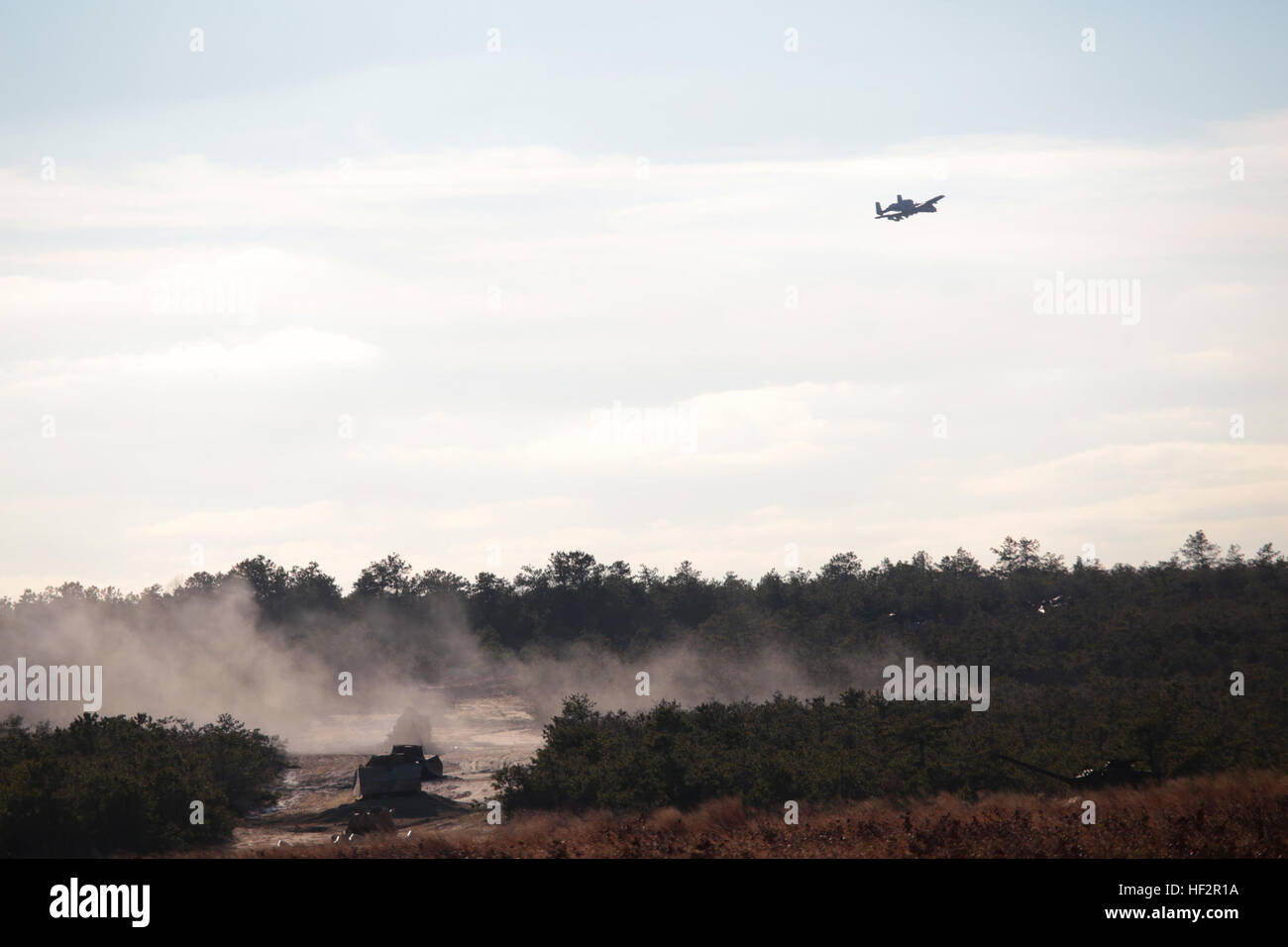 Ein US-Air Force A - 10C Warthog aus Maryland Air National Guard 175. Flügel zieht nach einem Ziffernblocks Pass in gemeinsamen terminal Angriff Controller Kenntnisse Ausbildung bei 177 Fighter Wing det 1, Warren Grove Gunnery Range, N.J., 18. Dezember 2014. (U.S. Air National Guard Foto von techn. Sgt. Matt Hecht/freigegeben) JTAC Kompetenz training 141218-Z-NI803-056 Stockfoto