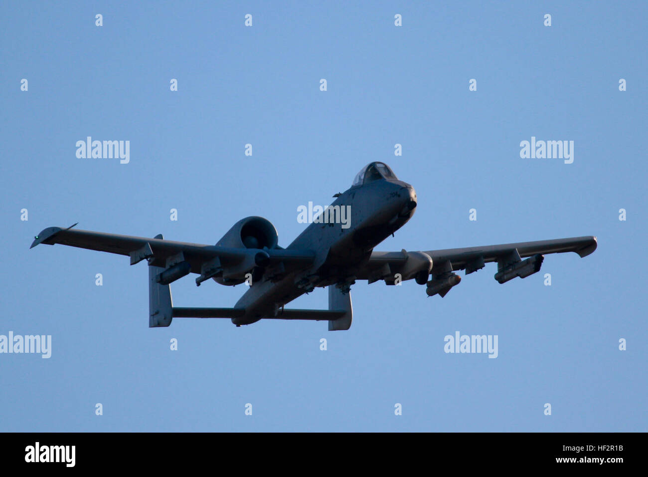 Ein US-Air Force A - 10C Warthog aus Maryland Air National Guard 175. Flügel nähert sich das Ziel für einen Ziffernblocks Pass in gemeinsamen terminal Angriff Controller Kenntnisse Ausbildung bei 177 Fighter Wing det 1, Warren Grove Gunnery Range, N.J., 18. Dezember 2014. (U.S. Air National Guard Foto von techn. Sgt. Matt Hecht/freigegeben) JTAC Kompetenz training 141218-Z-NI803-061 Stockfoto