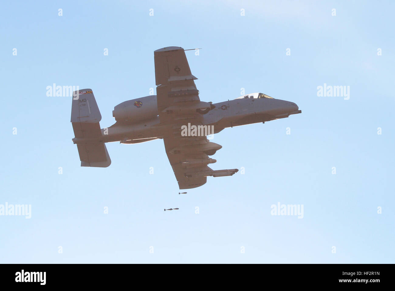 Ein US-Air Force A - 10C Warthog aus Maryland Air National Guard 175. Flügel wirft inerte Bomben in gemeinsamen terminal Angriff Controller Kenntnisse Ausbildung bei 177 Fighter Wing det 1, Warren Grove Gunnery Range, N.J., 18. Dezember 2014. (U.S. Air National Guard Foto von techn. Sgt. Matt Hecht/freigegeben) JTAC Kompetenz training 141218-Z-NI803-155 Stockfoto