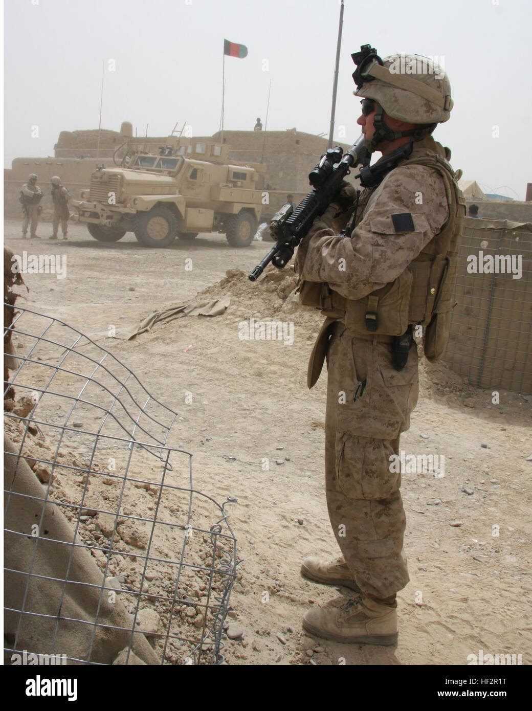 Sgt. Ronnie Hawkins vom 3. Bataillon, 8. Marineregiment steht Wache an die afghanische Polizei Station in Delaram, Farah Provinz, Afghanistan. Hawkins bietet Schutz für die lokalen Delaram Bürger, die Opfer von zwei den letzten Aufständischen Selbstmordattentate und ein versuchter Plot, Zivilisten zu Schaden, durch das Einpflanzen von eines verbesserten Sprengsatz im Bereich Basar gewesen. Hawkins ist Bestandteil der Ground Combat Element für den speziellen Zweck Marine Luft Boden Task Force-Afghanistan, die Sicherheit für die Menschen in den südlichen Teil Afghanistans zur Verfügung stellt. Aktionen in der Provinz Farah DVIDS1611 Stockfoto