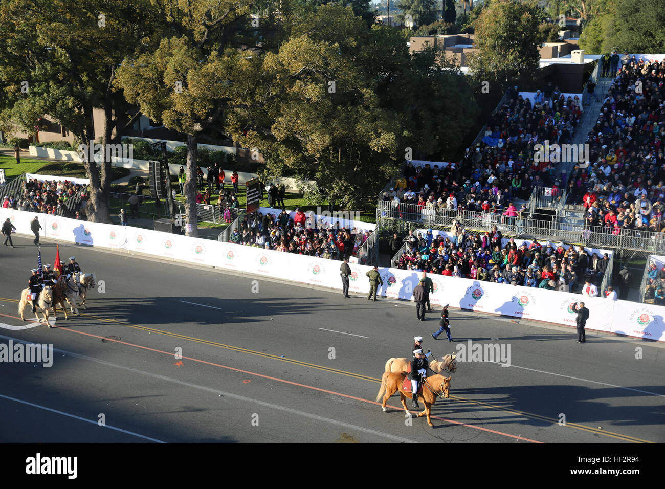 Von 26. Dezember 2014, zum 1. Januar 2015 reisten die letzten verbleibenden Marine Corps montiert Color Guard, vom Marine Corps Logistik Basis Barstow, Kalifornien, nach Los Angeles County an Equestrian Festival und Rose Parade teilzunehmen. Die Marines, Reiten vier nebeneinander, präsentiert Farben zu öffnen, das Equestrian Festival am Equidome – Los Angeles Equestrian Center, Dez. 29. Am 1. Januar 2015 ritt die Basis befehlshabender Offizier, Oberst Michael L. Scalise und base Sergeant-Major, Sgt. Major Karl D. Simburger, vor der MCG Gruß Nachtschwärmer der Rose Parade, als sie vorbeiging. Die MCG hat Stockfoto