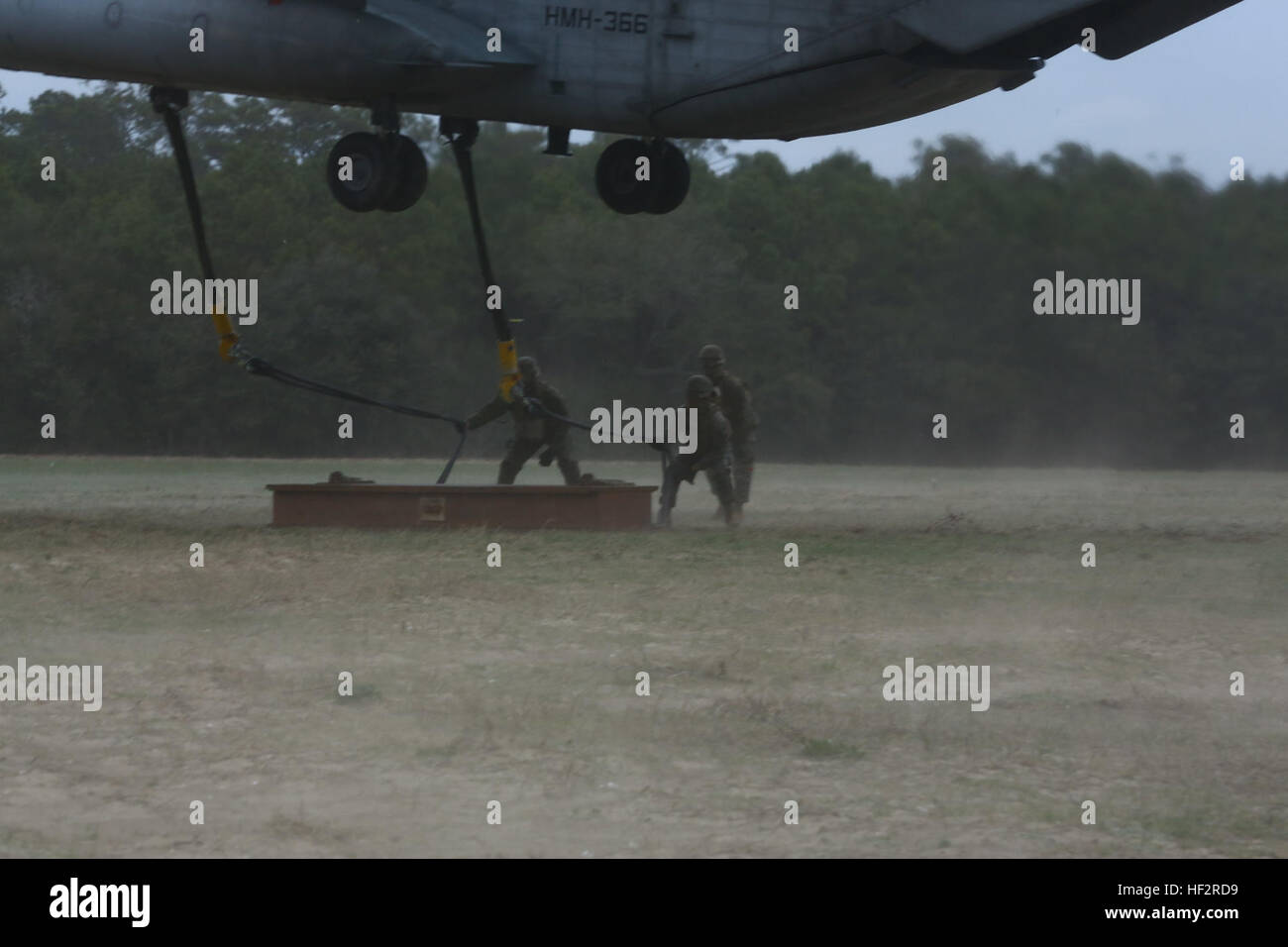 US-Marines zugewiesen zu bekämpfen Logistik Battalion (CLB) 22 zuordnen Ladung ein CH-53E Super Stallion während einer Aussenlift Trainingsübung in Camp Lejeune, North Carolina, 7. Januar 2015. Das Training bestand aus CH-53E Super Hengste und Landung Unterstützung Marines probt das Einlegen und Extraktion der Ladung durch Unterstützung aus der Luft. (U.S. Marine Corps Foto von Lance Cpl. Jodson B. Graves/freigegeben) HMH-366 Aussenlift Trainingsübung 150107-M-SW506-189 Stockfoto