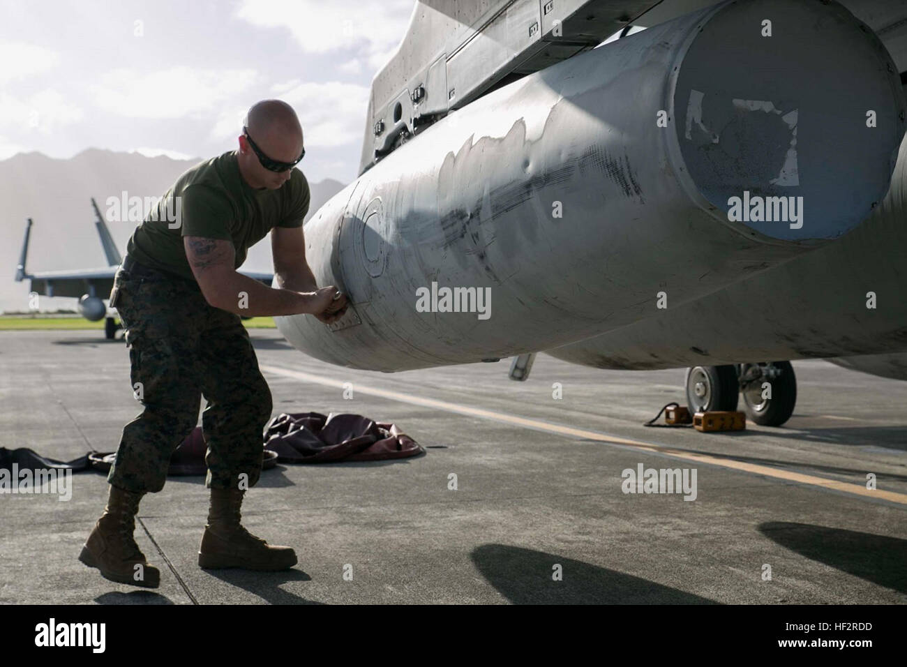 Sgt. Justin Jennings, aus Reno, Nevada, strafft Schrauben an einer F/A - 18C Hornet Jan. 7 während des Trainings Lava Viper 15,1-2 in Kaneohe Bay auf Hawaii. Übung Lava Viper setzt gemeinsame Service-Funktionen, um die Luft-See-Schlacht-Konzepte beinhalten. Jennings ist eine F/A - 18C Hornet-Mechaniker mit Marine Fighter Attack Squadron 323, Marine Aircraft Gruppe 11, 3. Marine Aircraft Wing, Marine Corps Air Station Miramar, San Diego, Kalifornien stationiert. (U.S. Marine Corps Foto von CPL. Devon Tindle/freigegeben) Jets auf Standby, Inspektion vor Angriff 150107-M-XW268-057 Stockfoto