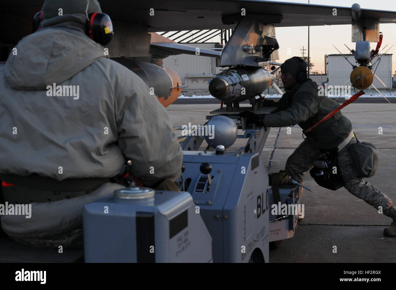 US Air Force Tech Sgt. Yoerick Gomez, von der New Jersey Air National Guard 177. Kämpfer-Flügel, Reittiere Munition auf eine F - 16C Fighting Falcon bei Flightline 9. Januar 2015, in Atlantic City Air National Guard Base, N.J. Gomez ist ein Flugzeug Bewaffnung Systemspezialist 177. Aircraft Maintenance Squadron zugewiesen. (Foto: U.S. Air National Guard Flieger 1. Klasse Shane Karp/freigegeben) Tag und Nacht Flightline Operationen 150109-Z-IM486-124 Stockfoto