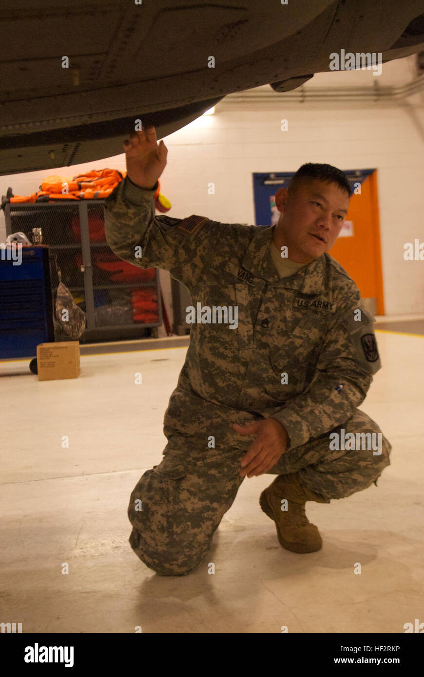 US Army Staff Sgt Chang Vang tippt unten ein AH - 64D Apache Longbow Hubschrauber bei der Beschreibung seiner Verantwortung als Mechaniker Flugwerk, 1. Angriff Reconnaissance Battalion, 130. Aviation Regiment zugewiesen. Vang, ein 12-Jahres-Armee-Veteran ist ein North Carolina National Guard-Soldat, beteiligt sich an Bohrer Wochenenden mit der 1-130 ARB in Morrisville, NC, und dient als Vollzeit Techniker bei einem anderen Nationalgarde Flug in Salisbury. (US Armee-Foto von Pfc. Kelly L. Widner, 449th Theater Aviation Brigade) Kompetenz ist ihre Devise, Nationalgarde Unteroffiziere halten Stockfoto