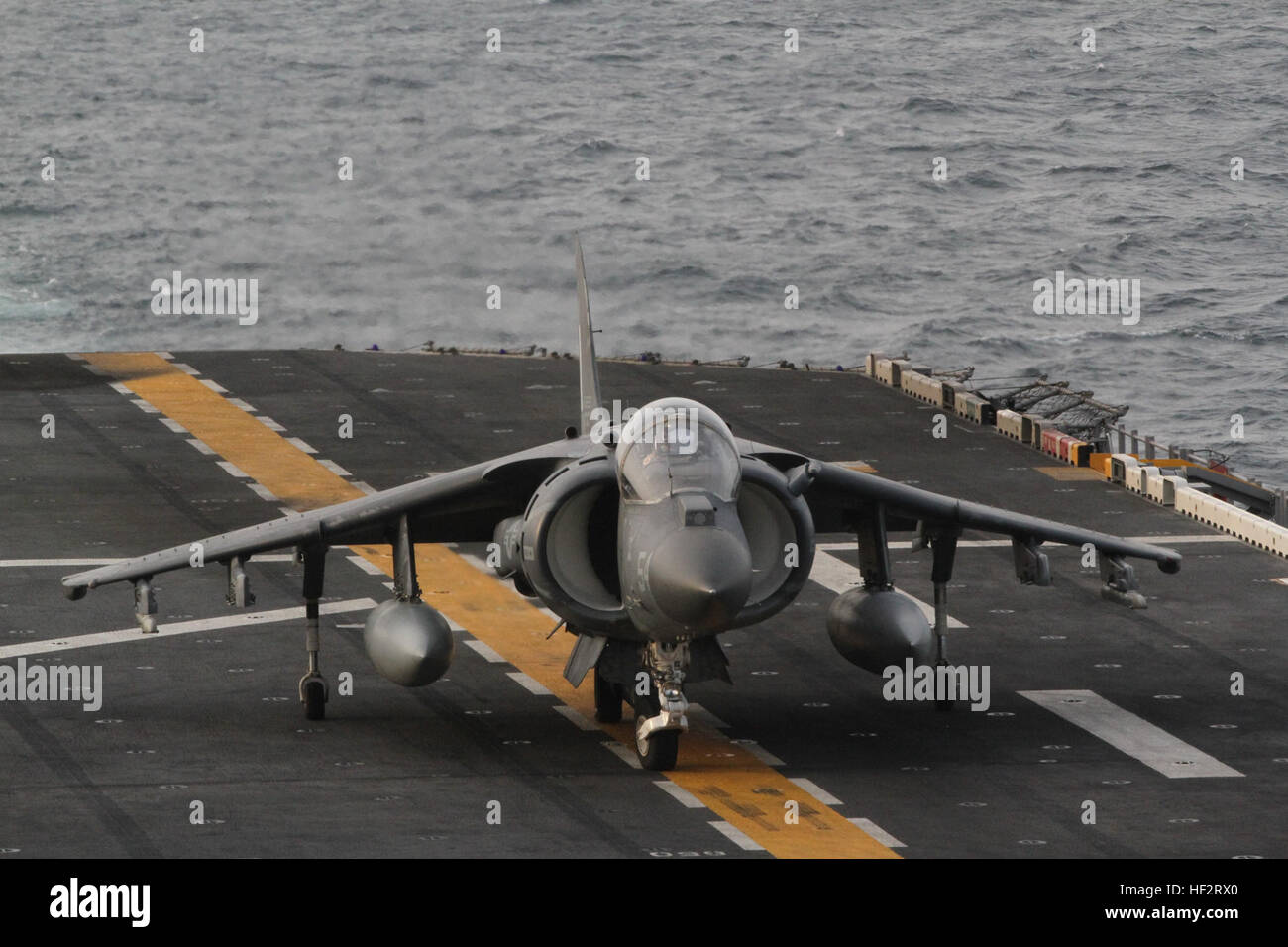 Ein AV-8 b Harrier Jump Jet von Marine Medium Tiltrotor Geschwader 365 (Stahlbeton), 24. Marine Expeditionary Unit, bereitet vom amphibischer Angriff Schiff USS Iwo Jima (LHD-7), 13. Januar 2015 auszuziehen. Die 24. MEU ist auf den Schiffen der Iwo Jima amphibisches bereit Gruppe in Angriff genommen und eingesetzt, um Regiaonal Sicherheit in den USA 5. Flotte Bereich der Operationen (U.S. Marine Corps Foto von Lance Cpl. Dani A. Zunun) USS Iwo Jima 150113-M-WA276-019 Stockfoto