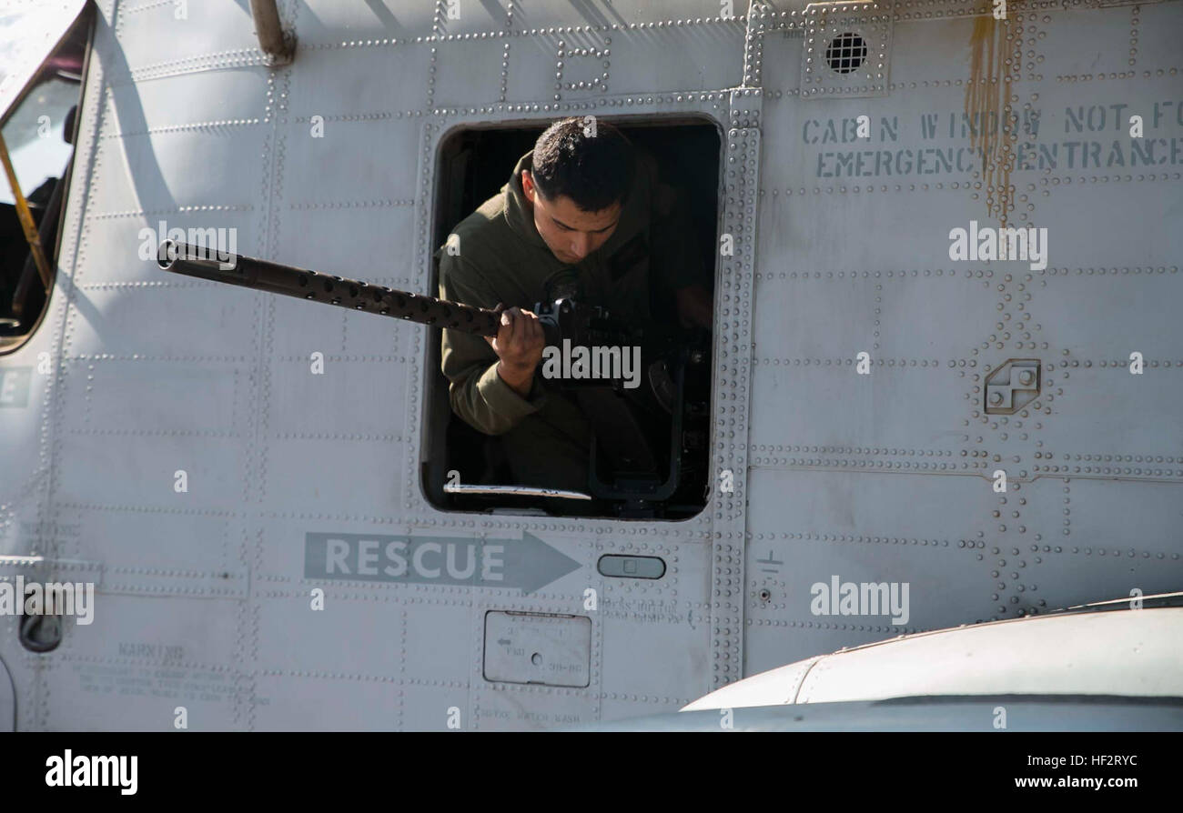 Lance Cpl. Fernando Magana, Einfassungen von Dalton, Georgia, ein GAU-21.50 Kaliber Maschinengewehr zu einem CH-53E Super Stallion-Hubschrauber Jan. 14 während Lava Viper 15,1-2 am Pohakuloa Trainingsbereich, Hawaii. Die Marines der Hubschrauber drei Maschinengewehre an und mehr als 1.200 Runden auf stationäre Ziele geschossen. Magana ist ein Hubschrauber Crewchief mit Marine schwere Hubschrauber Geschwader 463, Marine Aircraft Gruppe 24, 1. Marine Aircraft Wing. (U.S. Marine Corps Foto von CPL. Devon Tindle/freigegeben) Marines Feuer Maschinengewehre aus Super Hengste 150115-M-XW268-915 Stockfoto