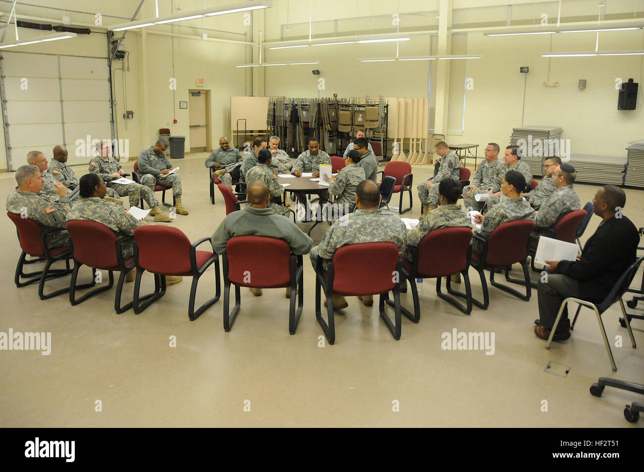 Armee und Luftwaffe Kapläne und Kaplan Assistenten aus ganzen N.J., sitzen an einer simulierten Diskussion während der traumatischen Ereignis Managementkurs 16. Januar 2015, bei Joint Base McGuire-Dix-Lakehurst, N.J. Die Szenario-Diskussion erfolgte nach einem fiktiven Flugzeugabsturz. Die Armee TEM Kurs war eine einwöchige und konzentrierte sich auf Einheit Kohärenz und Effizienz, um Krisensituationen zu verwalten. Der Kurs verwendet für Gruppenaktivitäten und Rollenspiele um die Lektionen zu verstärken. Am Ende der Woche sind die Studierenden in der Lage zu nehmen, was sie gelernt haben und bringen sie zurück zu ihrer Einheiten. (U.S. Air National Guard Stockfoto