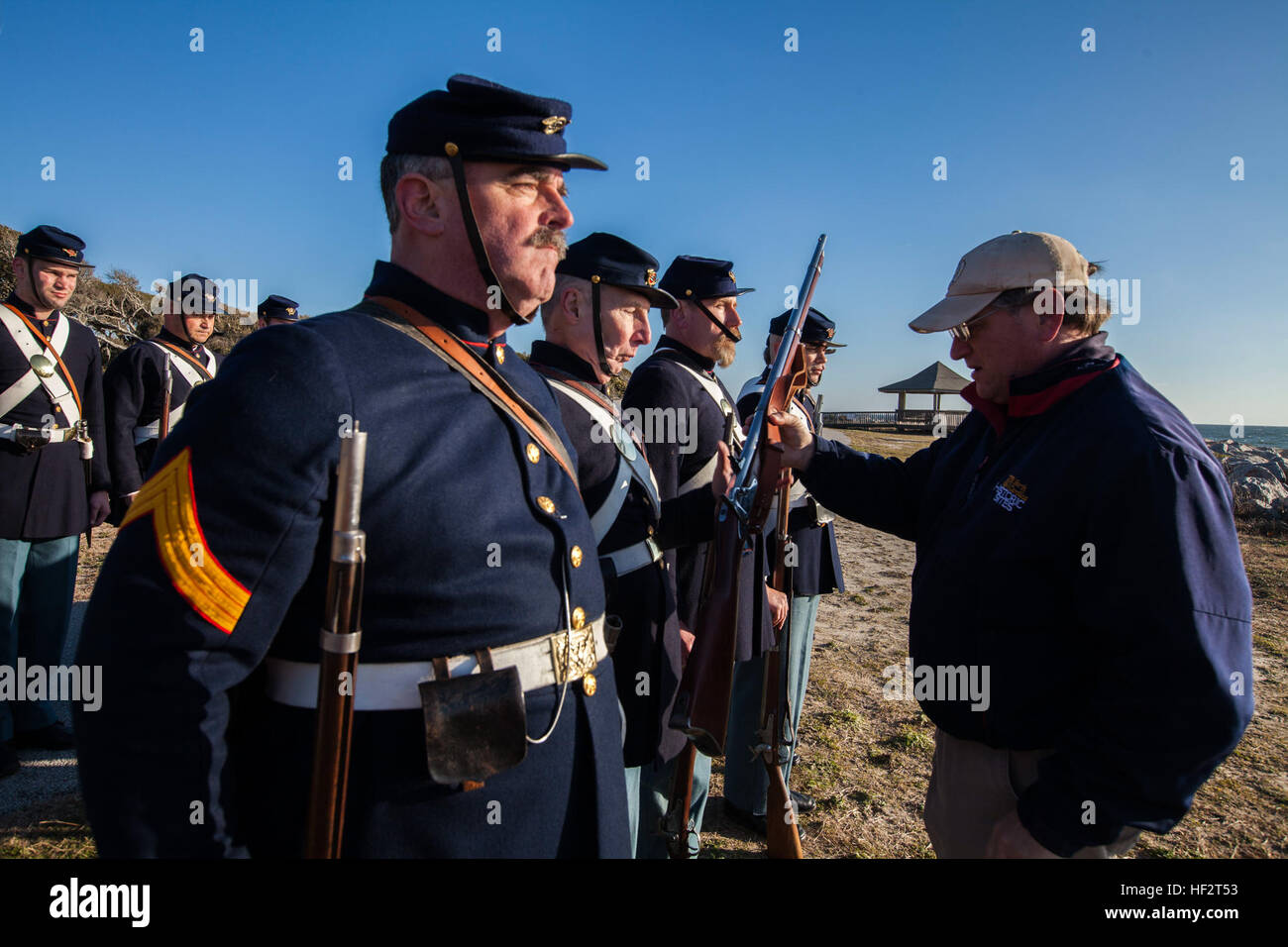 Mr Paul Laird, Recht, Vorstandsmitglied der Freunde von Fort Fisher, inspiziert Springfield Modell 1861 Perkussion Gewehr Musketen vor dem 150. Jahrestag der Schlacht von Fort Fisher-Gedenkfeier am Kure Beach, NC, 17. Januar 2015. Das Marine Corps historische interpretativen Team, bestehend aus Mitgliedern des Marinekorps historische Gesellschaft und einzelne Marine Programm Marines, verwendet Schlacht Wanderungen, historischen Waffen Demonstrationen und umfangreichen Ausstellungen um die Geschichte von Bürgerkrieg Marines, zeigt die Bedeutung und Auswirkungen der Schlacht und seine Teilnehmer auf heutigen Corps. (US Marine Corps Stockfoto