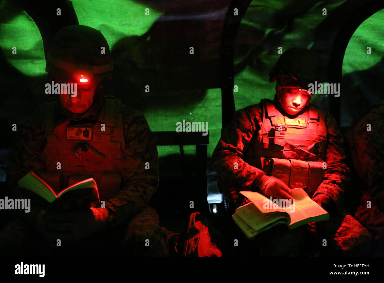 US Marine Corps Gunnery Sgt. Marques Johnson, ein s-2-Chef und 1. Lt. Heather R. Jackson, Offizier s-2 beide zugewiesen, Marine Air Control Squadron (MACS) 2, lesen während der Fahrt in Medium Tactical Vehicle Ersatz 7-Tonnen während dem Weg nach Fort Bragg, N.C., 27. Januar 2015. MACS-2 ausgeführt Übung Coastal Guardian um Einheit Vertrautheit mit organischen Waffensysteme und Fähigkeiten in einer simulierten feindlichen Umgebung zu erhöhen. (U.S. Marine Corps Foto von Lance Cpl.-Odrique Pierre/freigegeben) Übung Coastal Guardian am Fort Bragg 150127-M-ZI003-074 Stockfoto