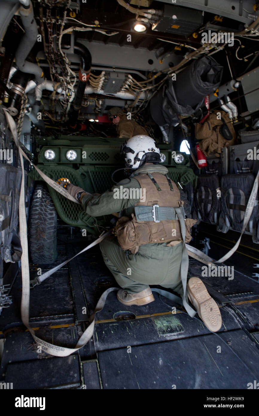 U.S. Marine Corps CPL. Saul Ochoa, Crewchief, Marine Medium Tiltrotor Squadron 263, sichert ein M1161 Growler intern Transportable Fahrzeug für den Flug vor einem Feuer Übung auf Camp Lejeune, North Carolina, 3. Februar 2015. Der Zweck der Übung war, Marines mit Antenne einfügen vertraut und Verfahren für den künftigen Betrieb ausüben. (US Marine Corps Foto von Pfc. Melanye E. Martinez, 2. MARDIV Bekämpfung der Kamera/freigegeben) 2-10 Helo heben 150203-M-ZZ999-313 Stockfoto