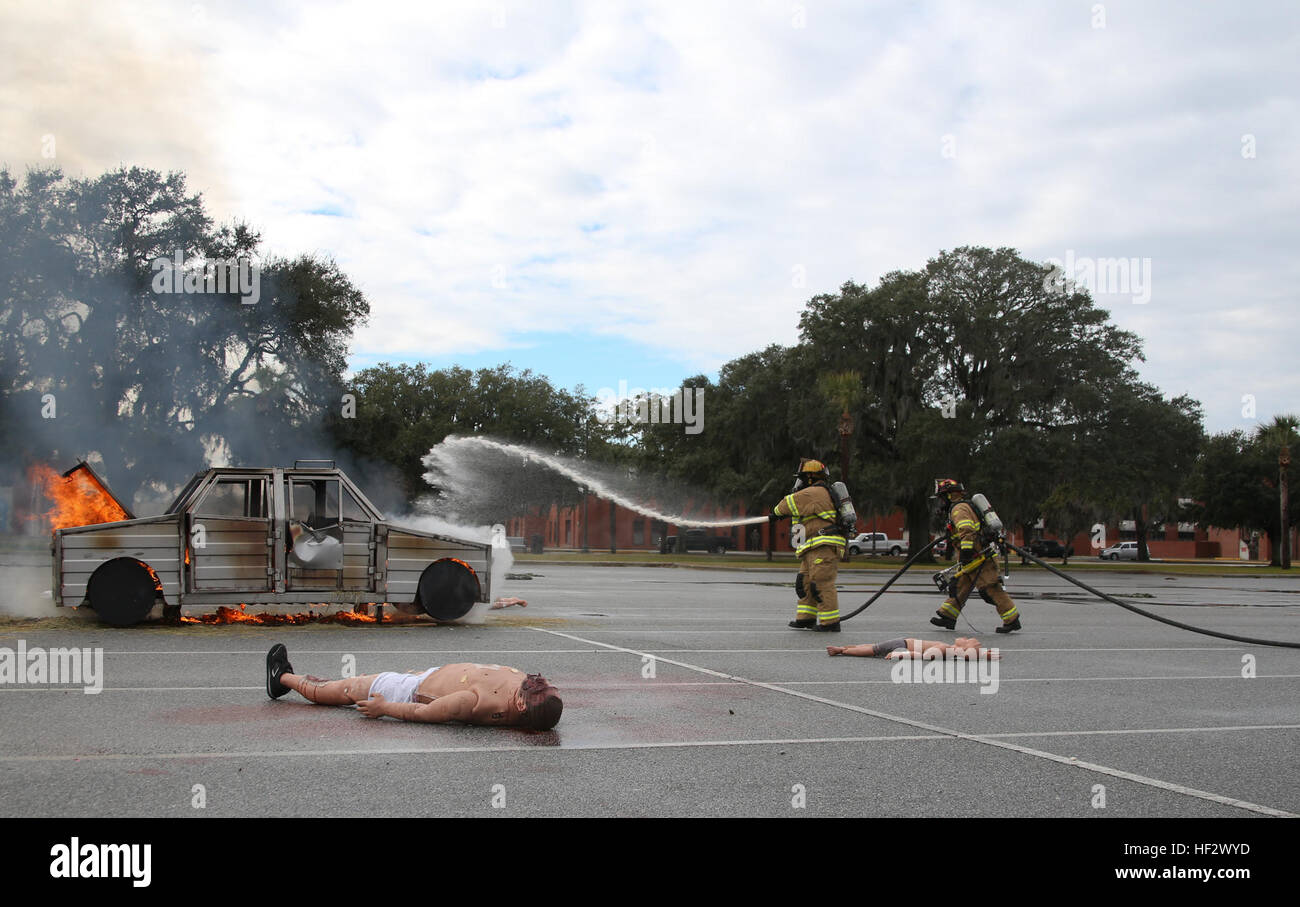 Patrick Thomas und Douglas Peake, Feuerwehr, Feuerwehr Parris Island, Marine Corps zu rekrutieren Depot Parris Island, löschen ein Metalls Dummy-Gebrauchtwagen bei einem simulierten Terroranschlag für die Anti-Terrorism/Kraft-Schutz-Übung an Bord Marine Corps rekrutieren Depot Parris Island, SC, 5. Februar 2015. Das Metall Dummy-Auto war das Zentrum des Angriffs, Vertreter eines Fahrzeugs Sprengsatz zu tragen. (U.S. Marine Corps Foto von Lance Cpl. Allison Lotz MCRD Parris Island/freigegeben) MCRD Parris Island Anti Terror Force Protection Übung 150205-M-MJ974-171 Stockfoto