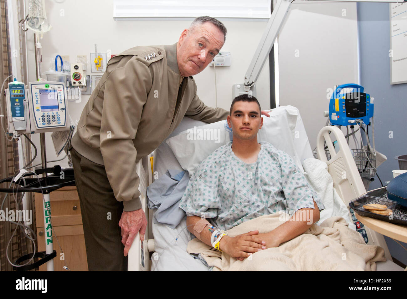 Kommandant der Marine Corps General Joseph F. Dunford Jr., links, posiert mit Pfc. Nicholas Torrez am Naval Medical Center San Diego, Kalifornien, 7. Februar 2015. Dunford besuchten das Zentrum im Krankenhaus Marines bei seinem jüngsten Besuch der Westküste. (U.S. Marine Corps Foto von Sgt. Gabriela Garcia/freigegeben) CMC Balboa Besuch 150207-M-SA716-130 Stockfoto