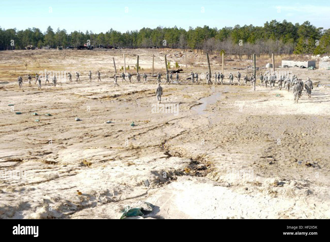 Ingenieure aus dem 105. Pionierbataillon montieren auf der Range, ihre erste Ladung des Tages in Fort Bragg, N.C., 7. Februar 2015 bereitzustellen. Diese vertrauensbildende Gebühr, gebaut von C4, soll eine große Explosion zu schaffen, um die Begeisterung um die Soldaten für den Rest des Tages Training vorzubereiten zu bauen. (US Army National Guard Foto von Spc. Lisa Reben, 382nd Public Affairs Abteilung/freigegeben) Engineers bauen Vertrauen und Gebühren während der explosiven training 150207-Z-EH515-016 Stockfoto