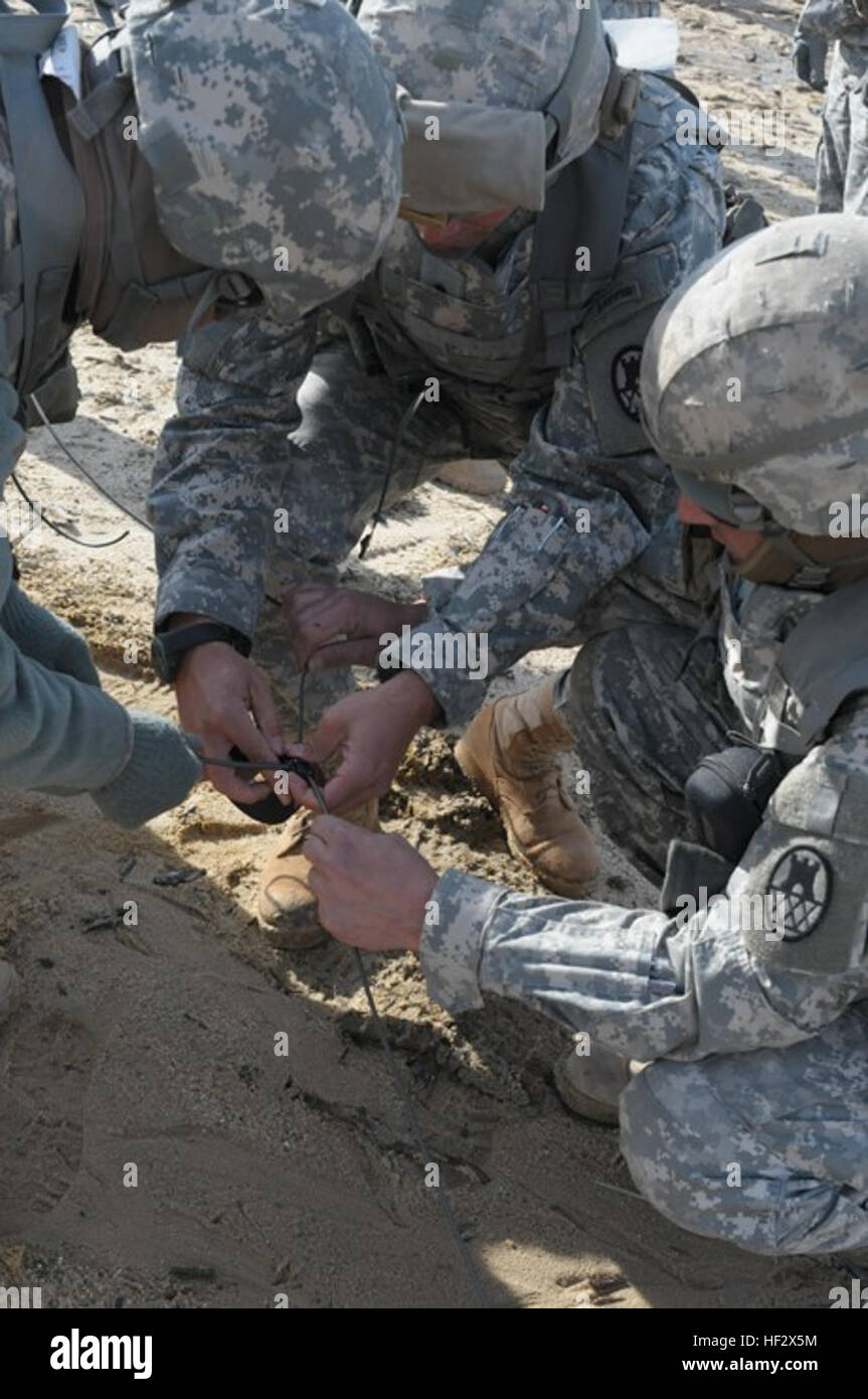 Sgt. 1. Klasse John Kopczinsky der 105. Pionier-Bataillon 151. Mobilität Augmentation Unternehmen unterstützt Soldaten mit ihren Knoten während des Trainings in Fort Bragg, N.C., 7. Februar 2015 zu sichern. Ingenieure aus dieses Bataillon trainieren mindestens einmal jährlich mit mehreren Arten von Sprengladungen, ihre technischen Fähigkeiten intakt zu halten. (US Army National Guard Foto von Spc. Lisa Reben, 382nd Public Affairs Abteilung/freigegeben) Engineers bauen Vertrauen und Gebühren während der explosiven training 150207-Z-EH515-028 Stockfoto
